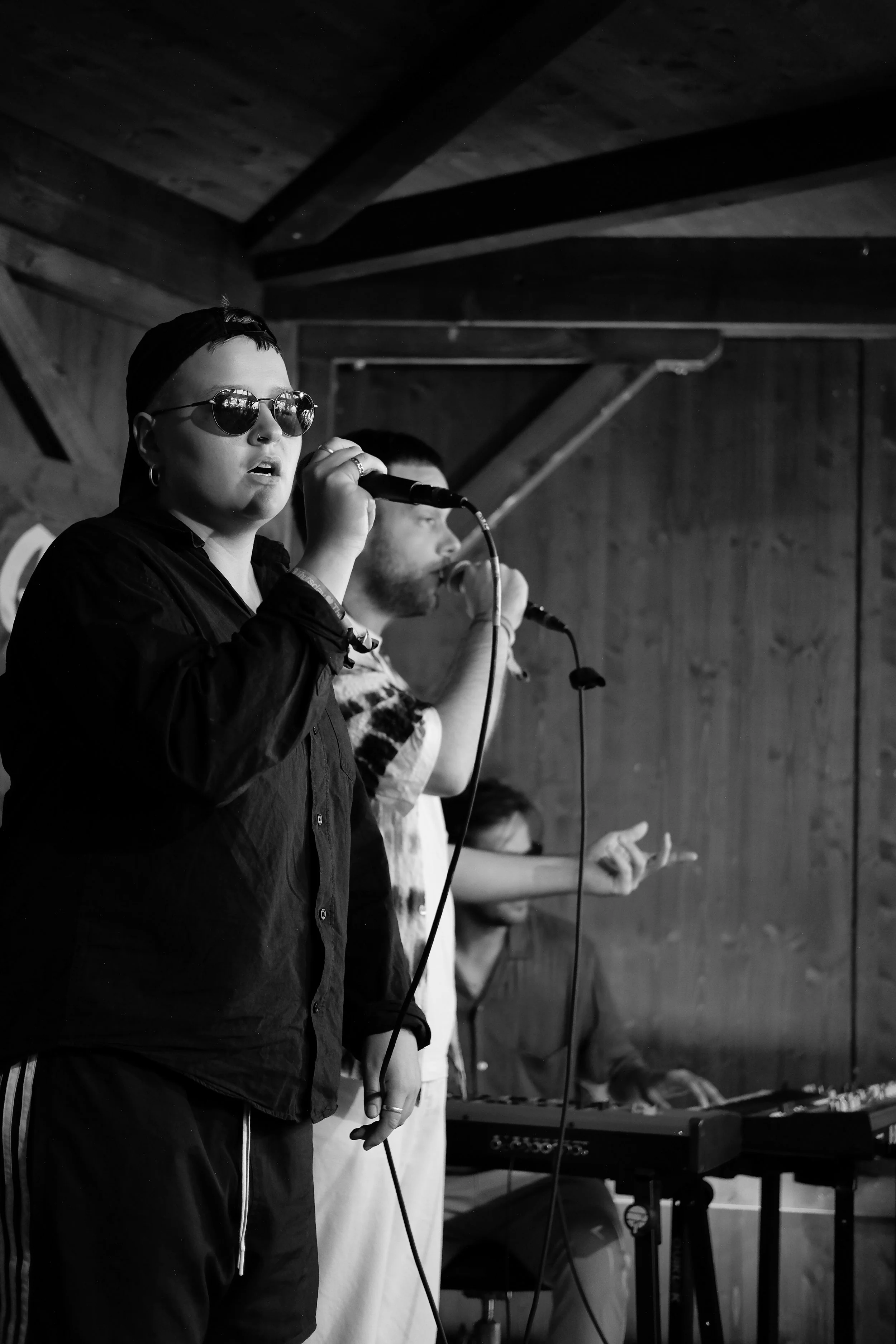 Kameraaufnahme in schwarzweiss des Gurtenauftritts von Pauli zusammen mit Alwa Alibi