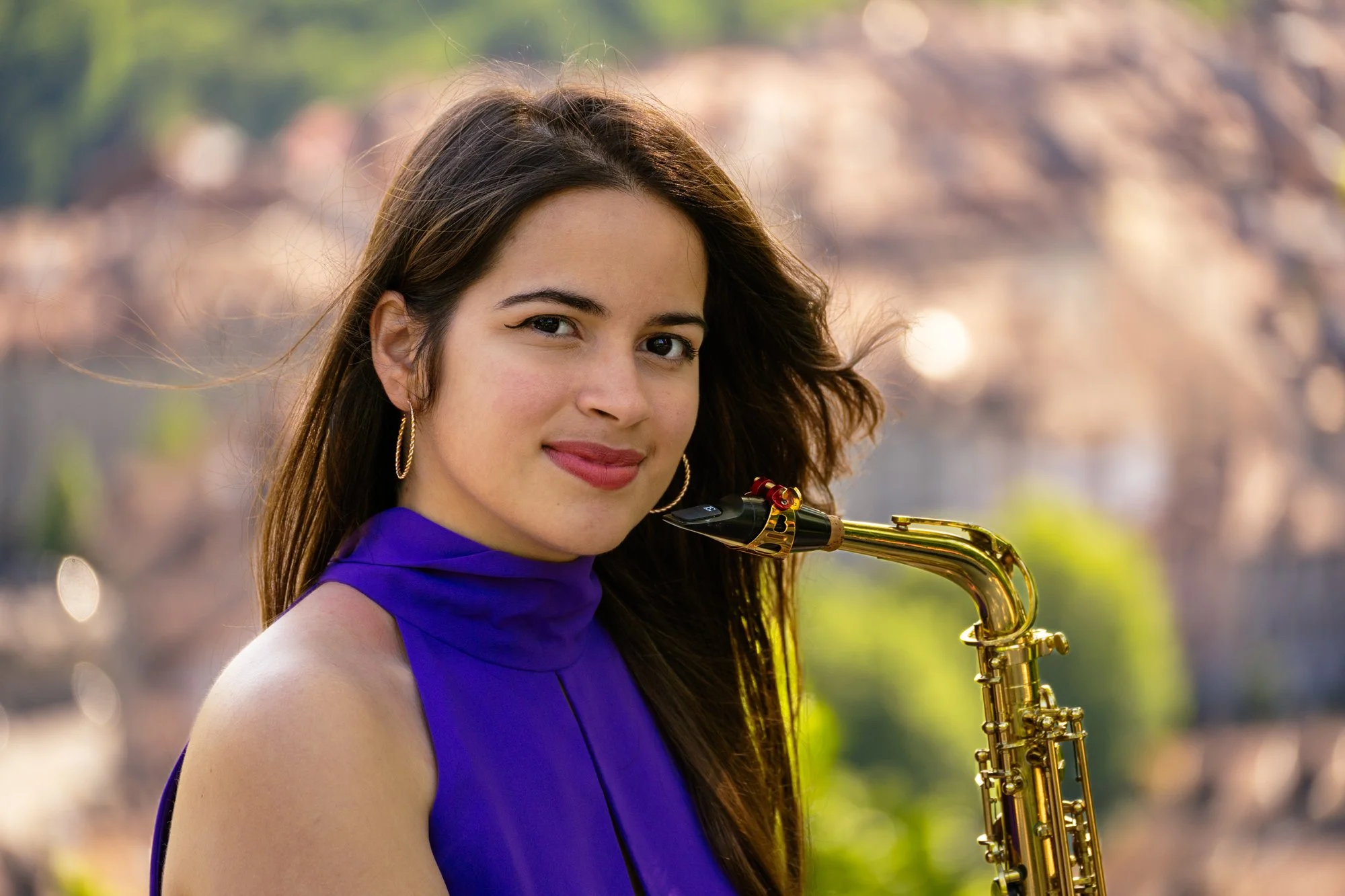 Kameraaufnahme einer professionellen Saxophonspielerin im Rosengarten