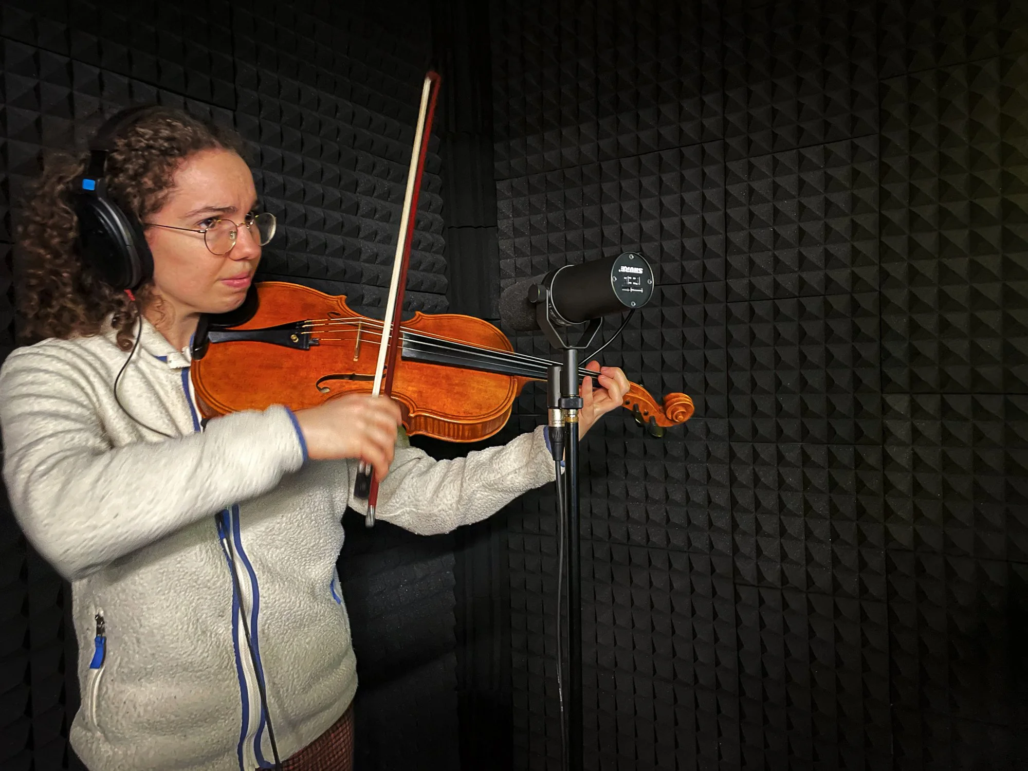 Kameraaufnahme einer Recording-Session von einer Altospielerin im snflwr Studio in Bern