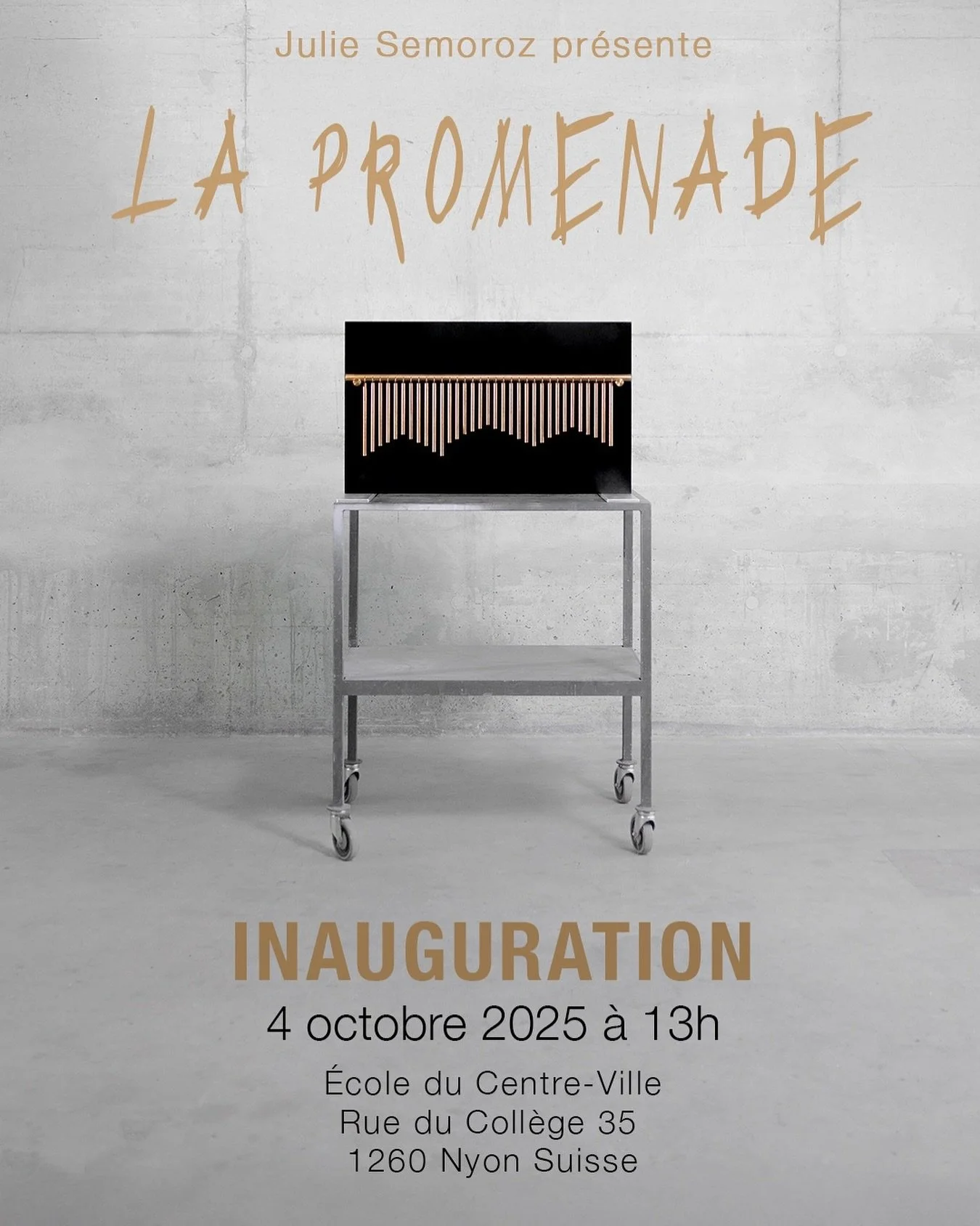 ✨ Inauguration de La Promenade ✨ 📍 &Eacute;cole du Centre-Ville &ndash; Nyon 
📅 Samedi 4 octobre 2025 @villedenyon 

🎁 13h00 &ndash; Rencontre avec l&rsquo;artiste Julie Semoroz + cadeau in&eacute;dit 
🥁 13h30 &ndash; Performance de Julian Sartor