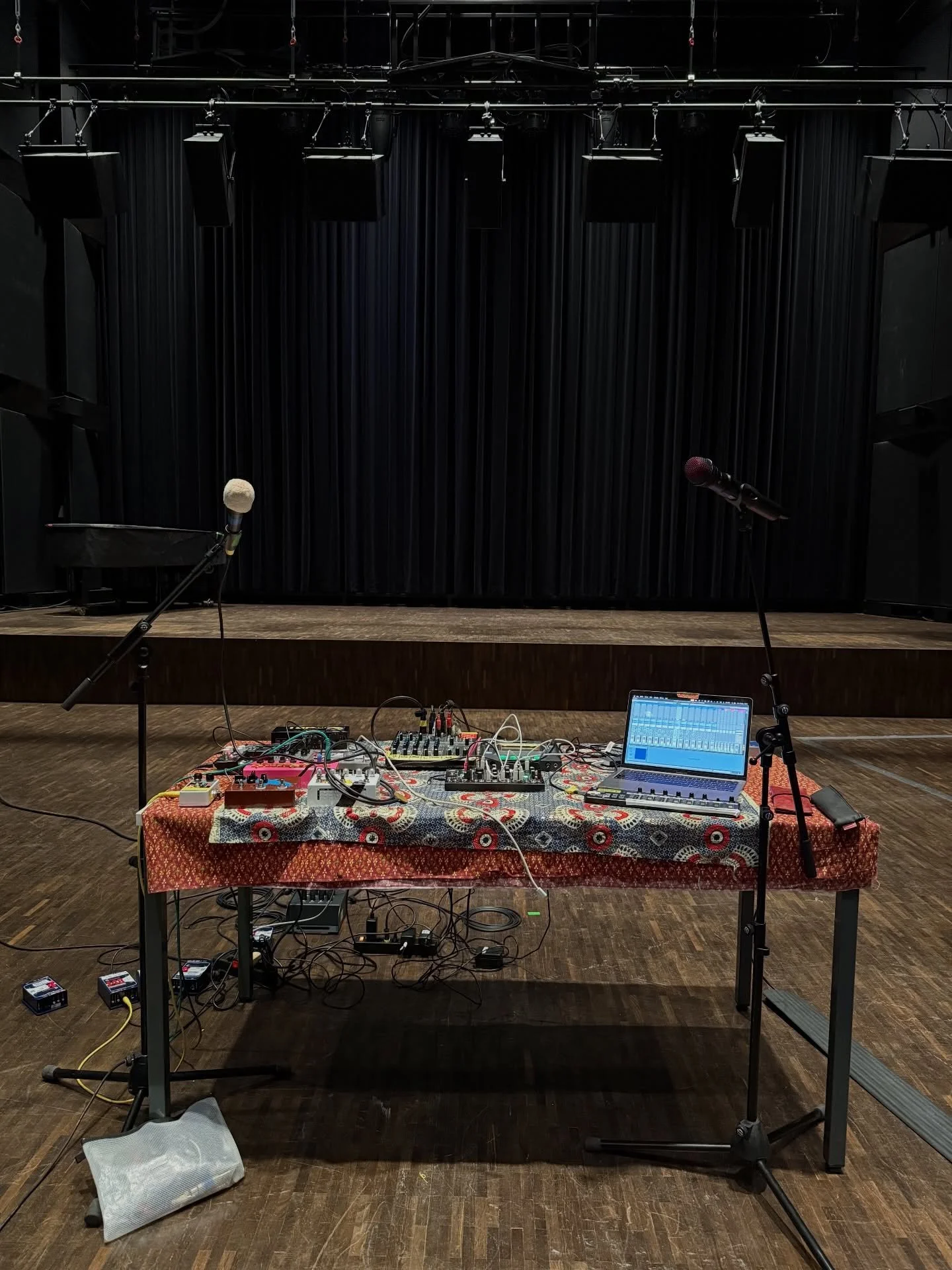 ✨ Aloha! This week I'm recording my first album. 
A big step! I hope to be able to share it with you next year.
🔊In studio ansermet @lecentre.musique 
With @ladagabekov and Sam
@ville_de_geneve 
#music #experimentalmusic #womanmusician #womenmusicpr