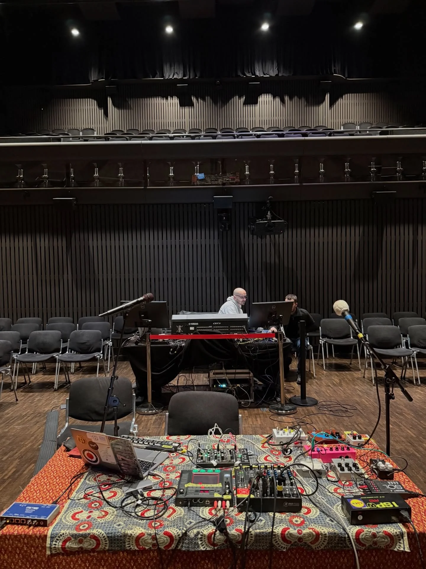 ✨ Aloha! This week I'm recording my first album. 
A big step! I hope to be able to share it with you next year.
🔊In studio ansermet @lecentre.musique 
With @ladagabekov and Sam
@ville_de_geneve 
#music #experimentalmusic #womanmusician #womenmusicpr