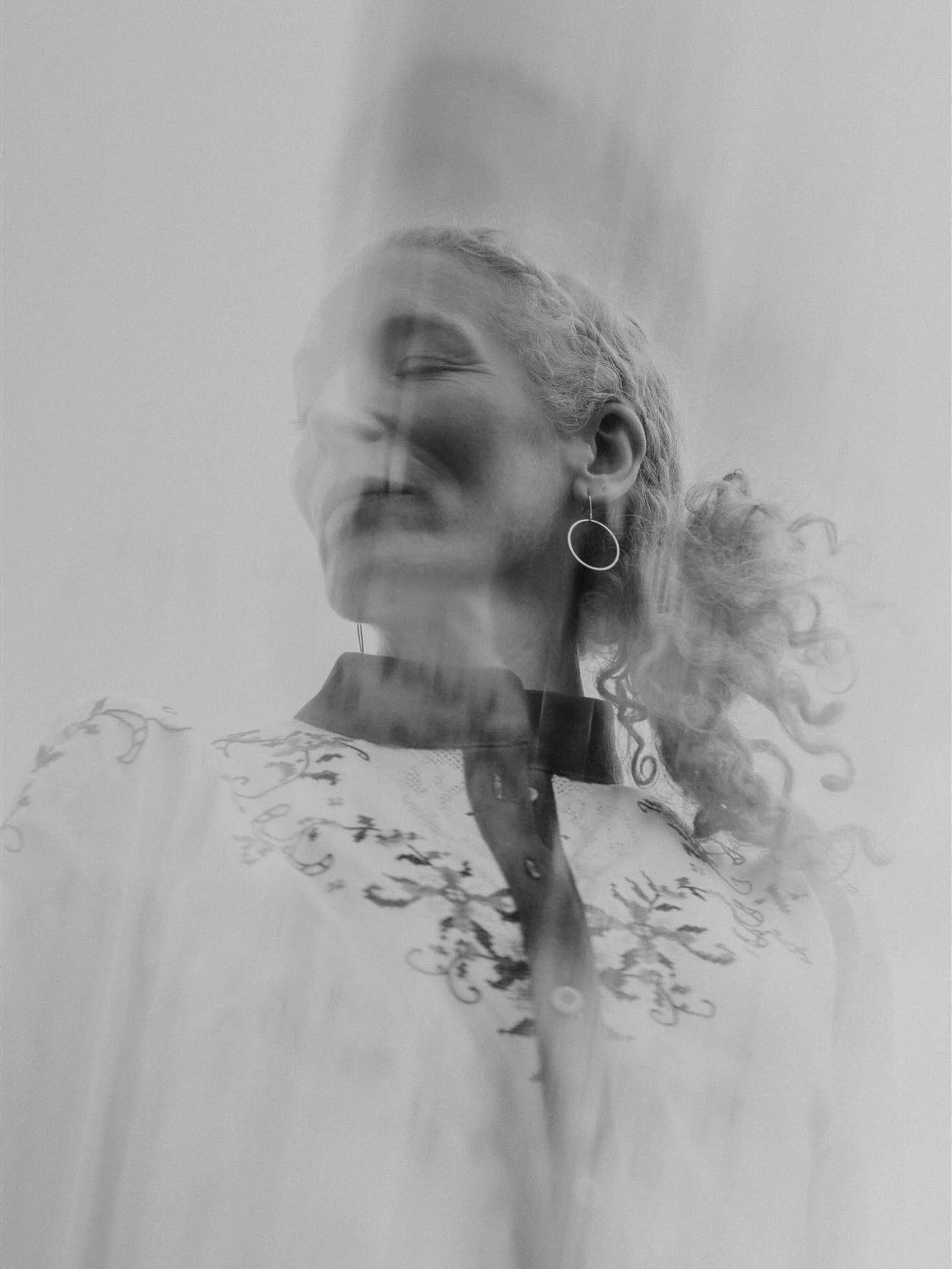 Tula , shot for @hollymatelier. 
Mua - @annelie_bystrom 
Styling-  @hollymatelier 
#sustainablefashion #artisanmade #oneofakindstyle #creativeportraits #visualstorytelling #womanownedbuisness #ecostyle #wearyourvalues #brandphotographerbrighton #vi