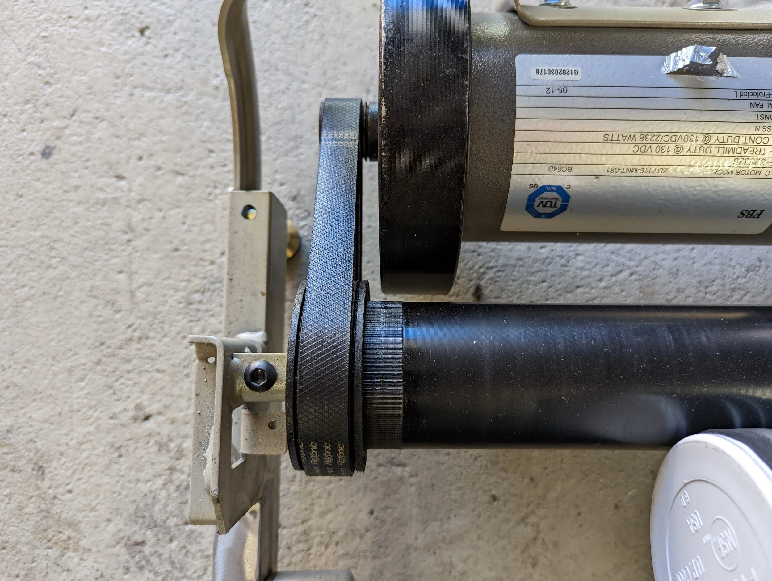 Close-up of the drive roller supporting the tumbler container.