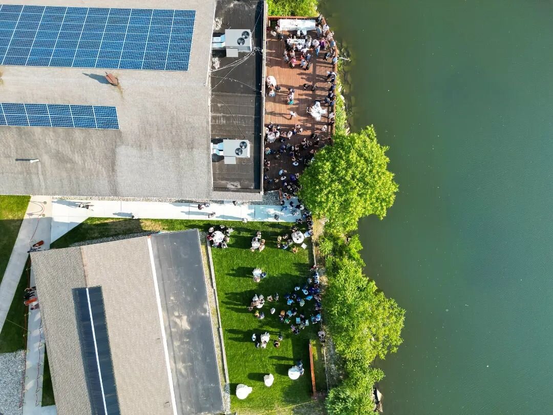 ☀️This warm weather has us excited for the boathouse deck and lawn to be packed again!

🎥📱 @uptimeproduction
.
.
.

 #CorporateEvents #EventVenue #BusinessMeetings #ConferenceSpace 
 #ProfessionalEvents #TechConference #ExecutiveRetreat #Innovative