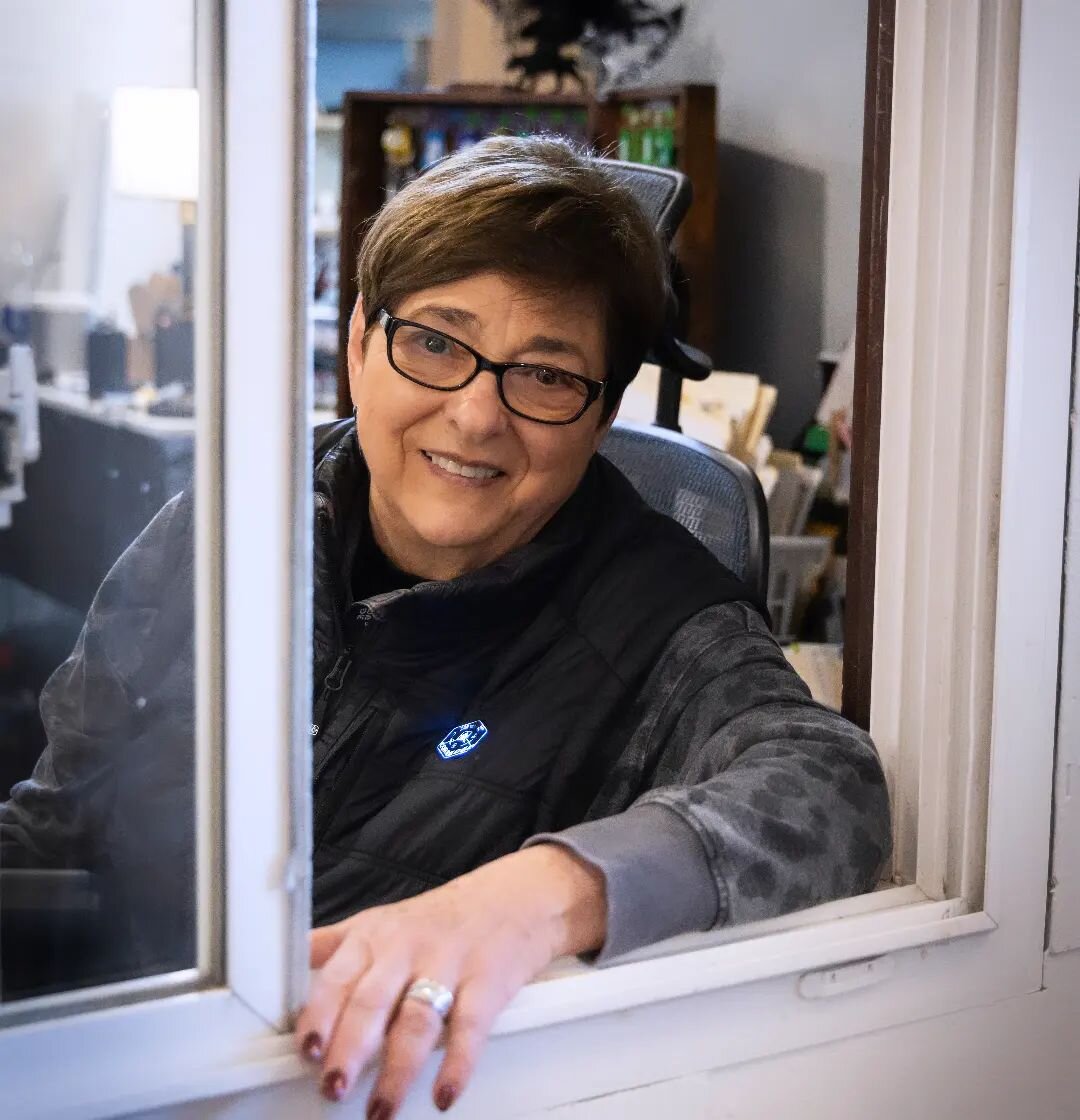 POV 👉 You walk through the front doors of the Knowlton and you're greeted by the one and only Sandy ! 

And it's only fitting on #internationalwomensday to celebrate this amazing women who helps makes The Knowlton run💪
.
.
.
.
 #CorporateEvents #Ev