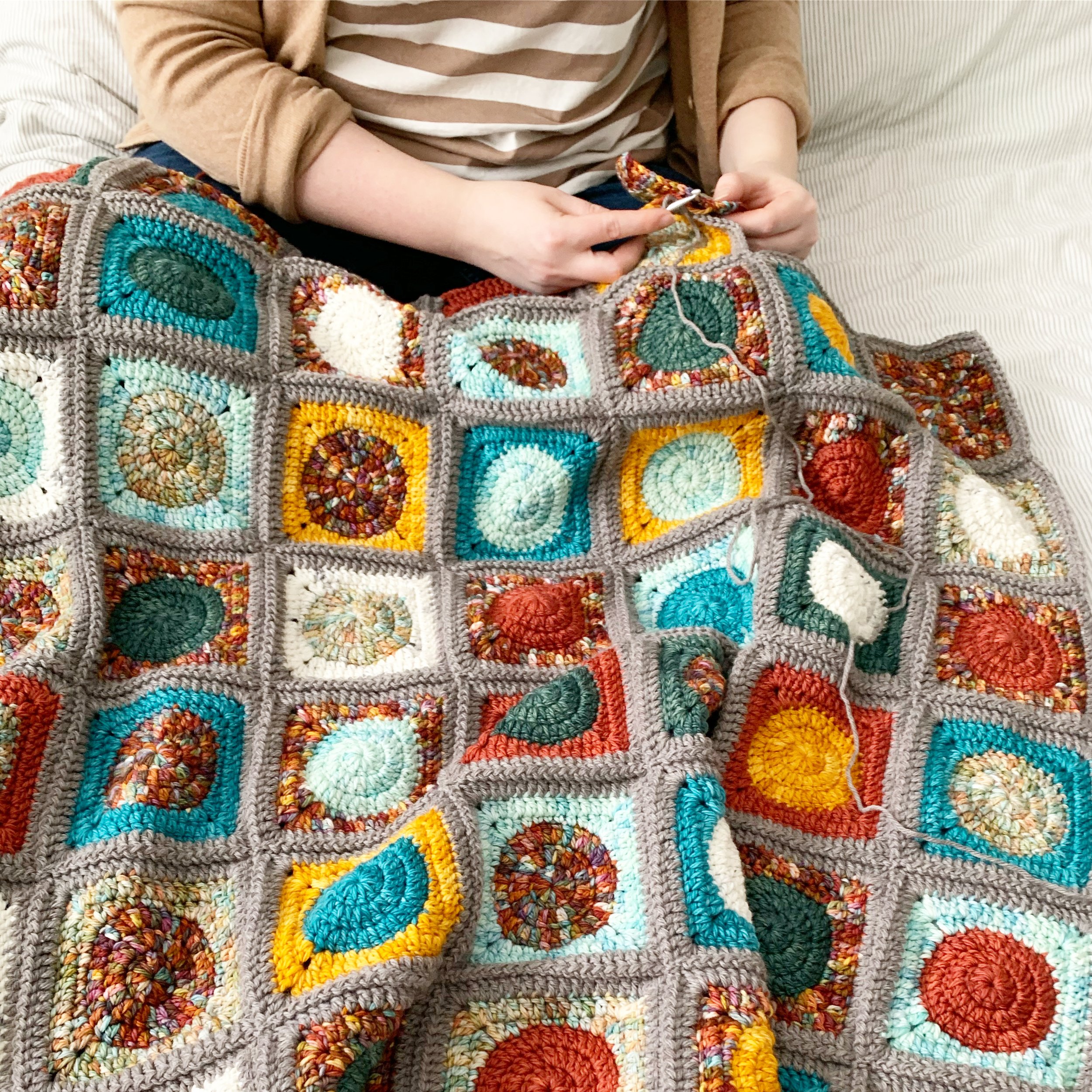 How to Crochet a Seamless Looking Circle in a Square Granny Square —  NautiKrall Crochet