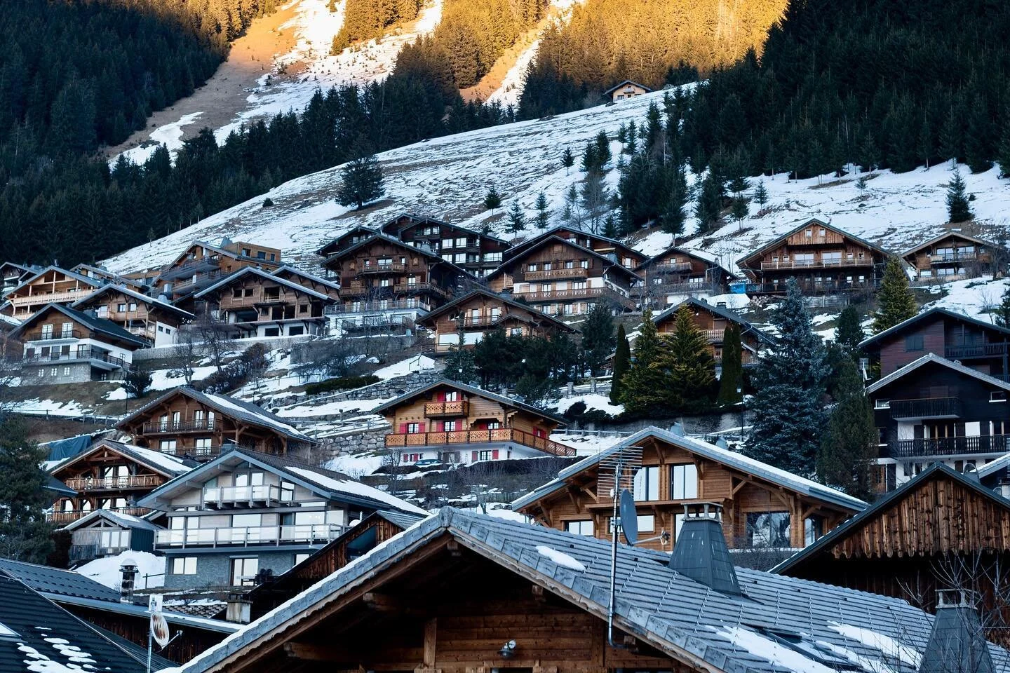 Ch&acirc;tel Chalet sunset