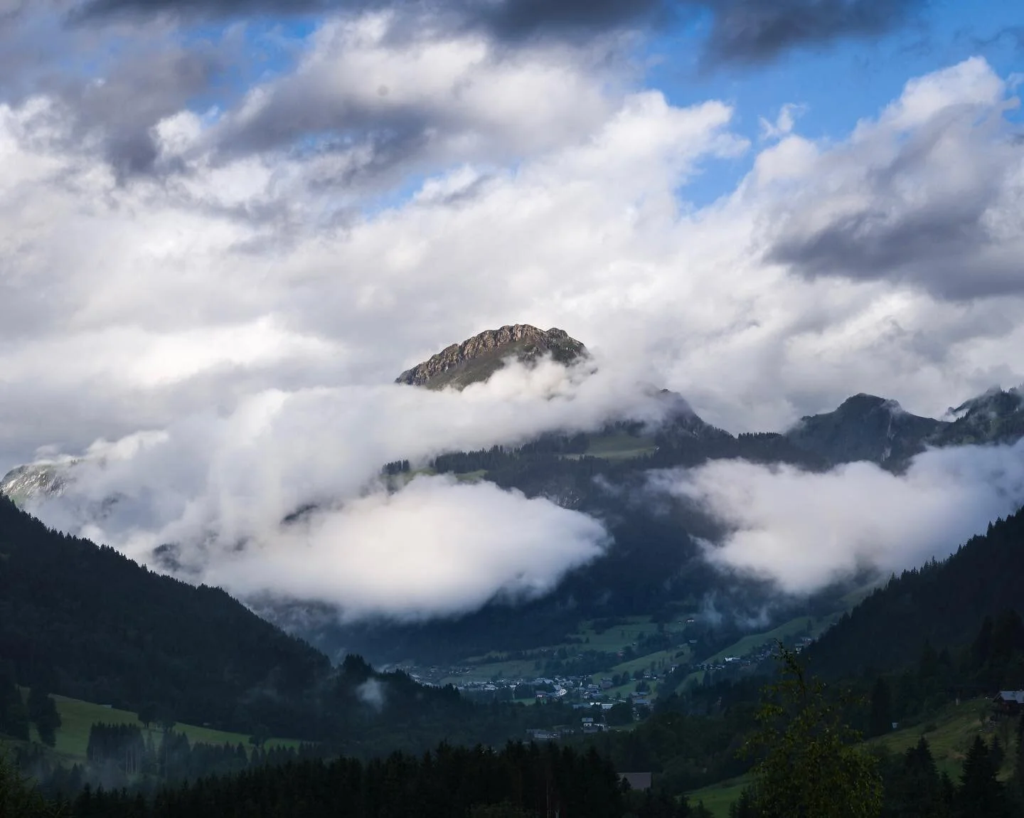 Clouds clearing
-
#chatel #portesdusoleil #montagnes #mountains #alps #alpes #wild #wilderness #france #nature #tree #wood #lake #folklife #pictures #landscape #outdoors #marche #wanderlust #travel #hike #summer #chezlainey #wildlife #lift #magical @