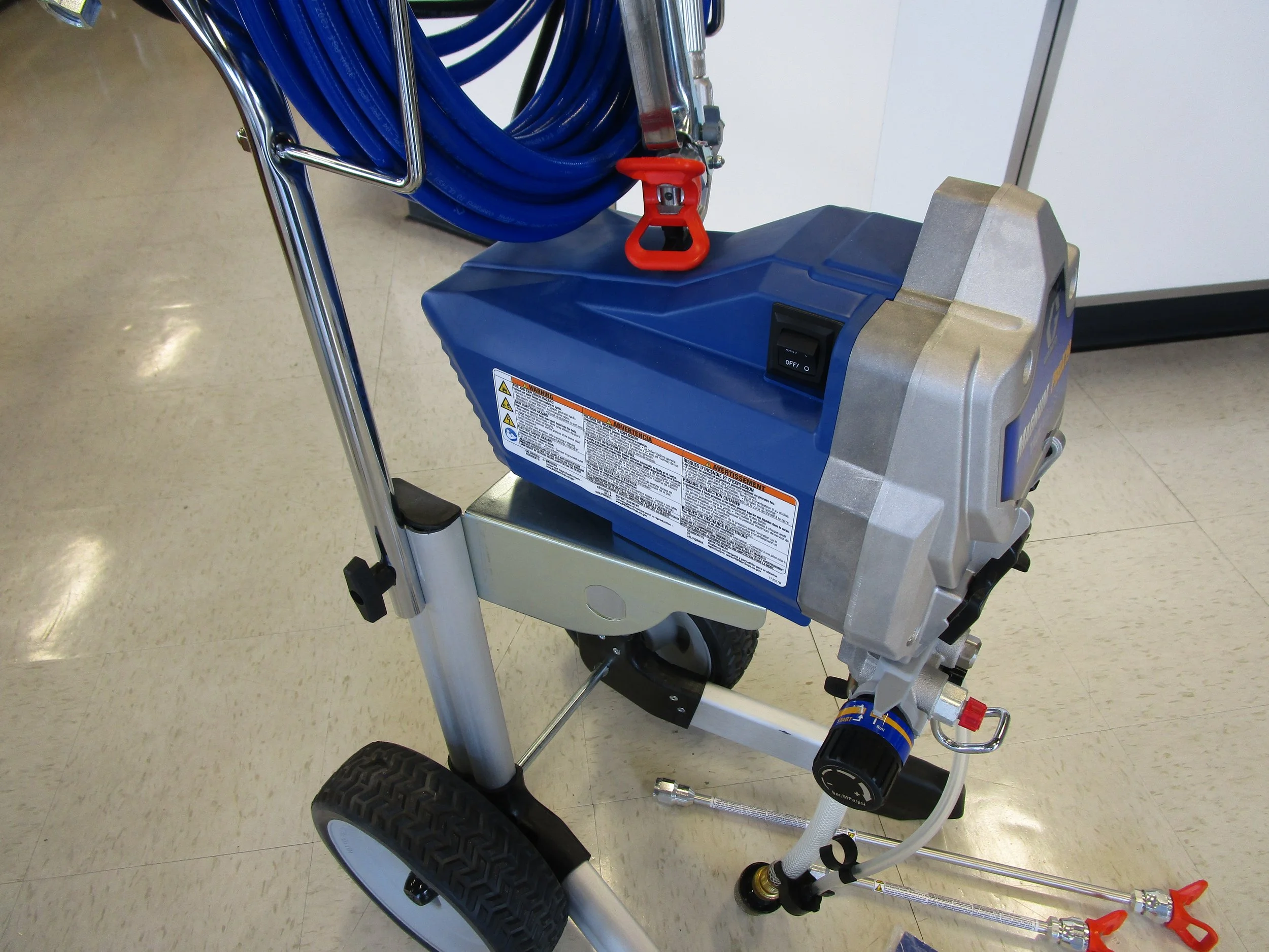 GRACO 17G180 AIRLESS PAINT SPRAYER w/Gun, 10" & 20" Ext., Hose & Manual.