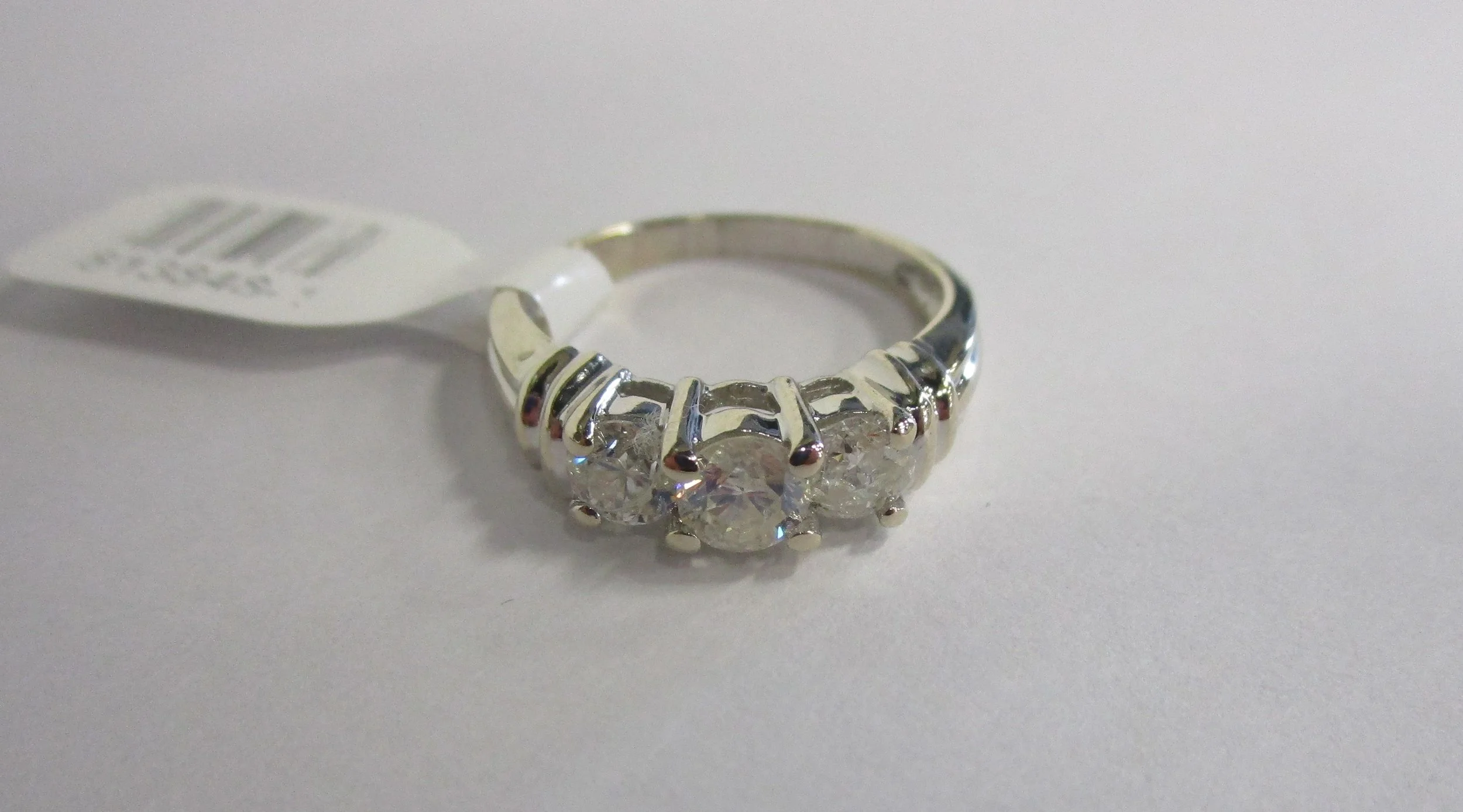 Ring 14kt White Gold SIZE:7 3.7 GR 1 cttw 3 Stone Diamond Ring.