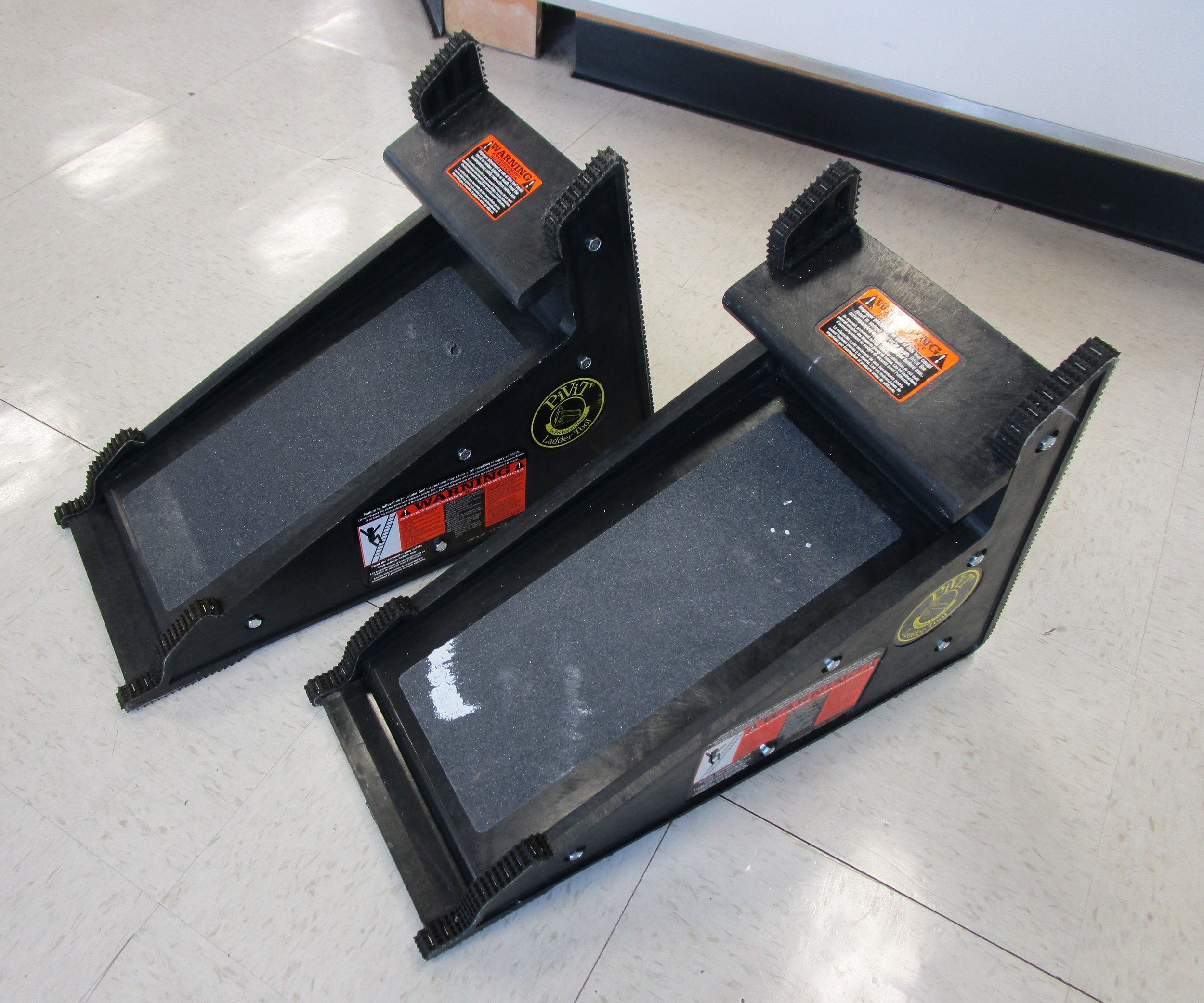 1pr ProVision Pivit Ladder Stabilizers.