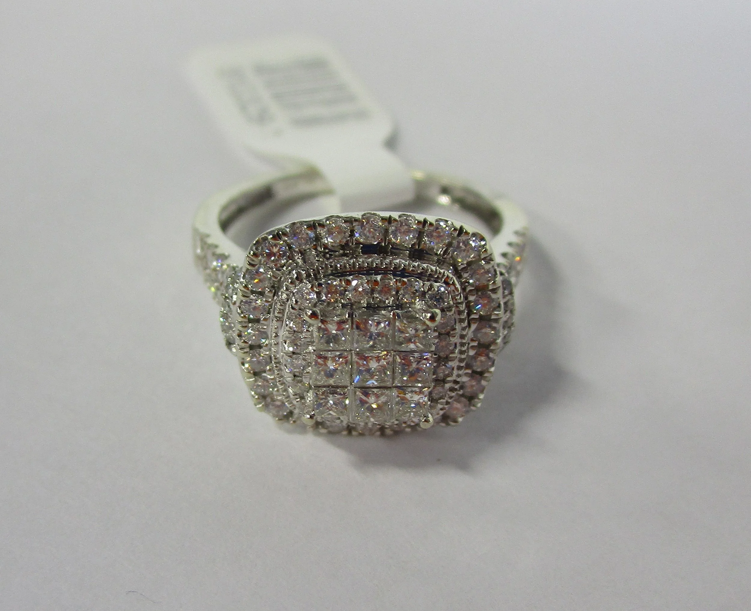 Ring 10kt White Gold SIZE:7 4.0 GR Approx .75 cttw Diamond Ring.