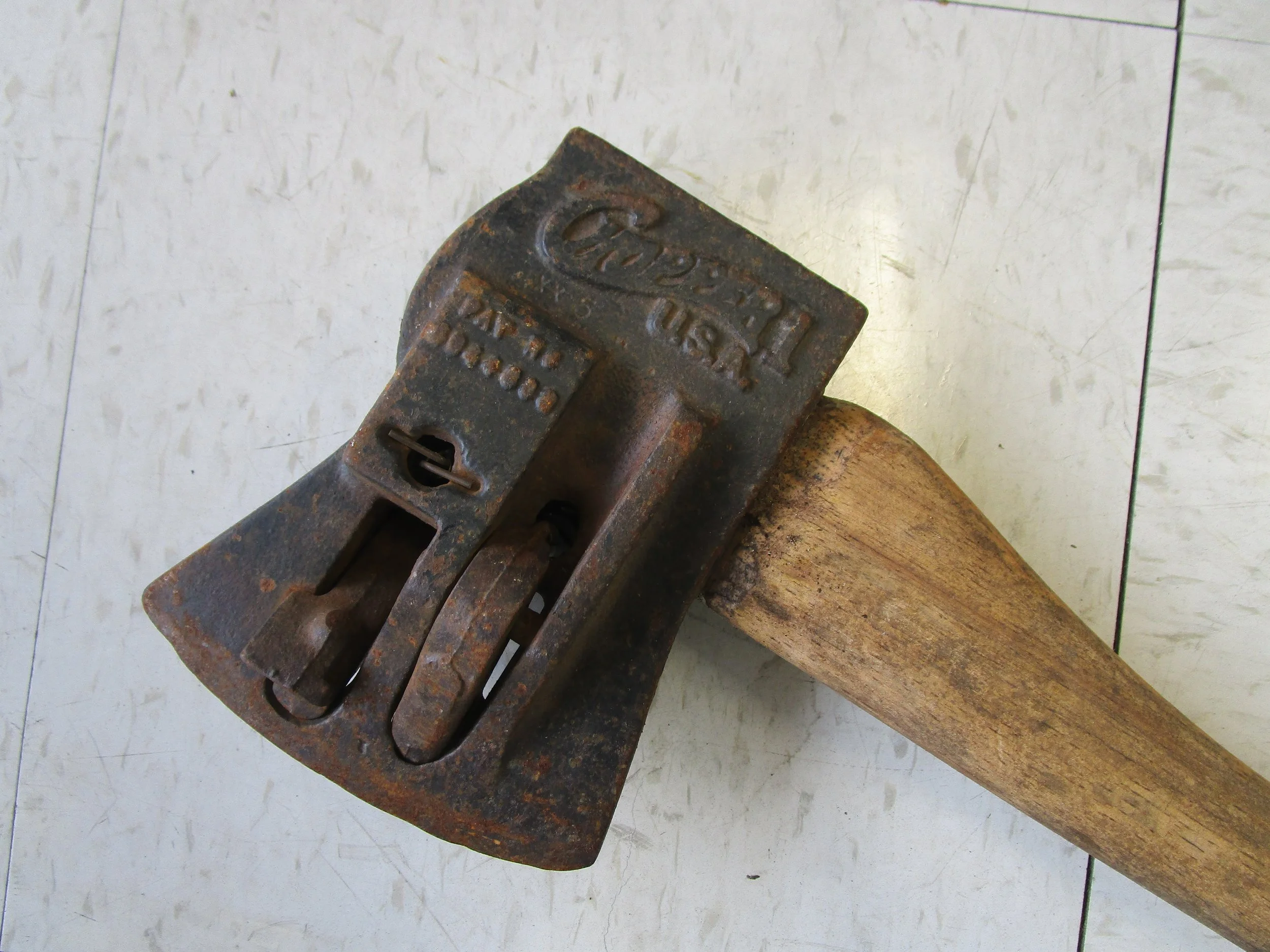 CHOPPER 1 Splitting Maul with Hickory Handle.