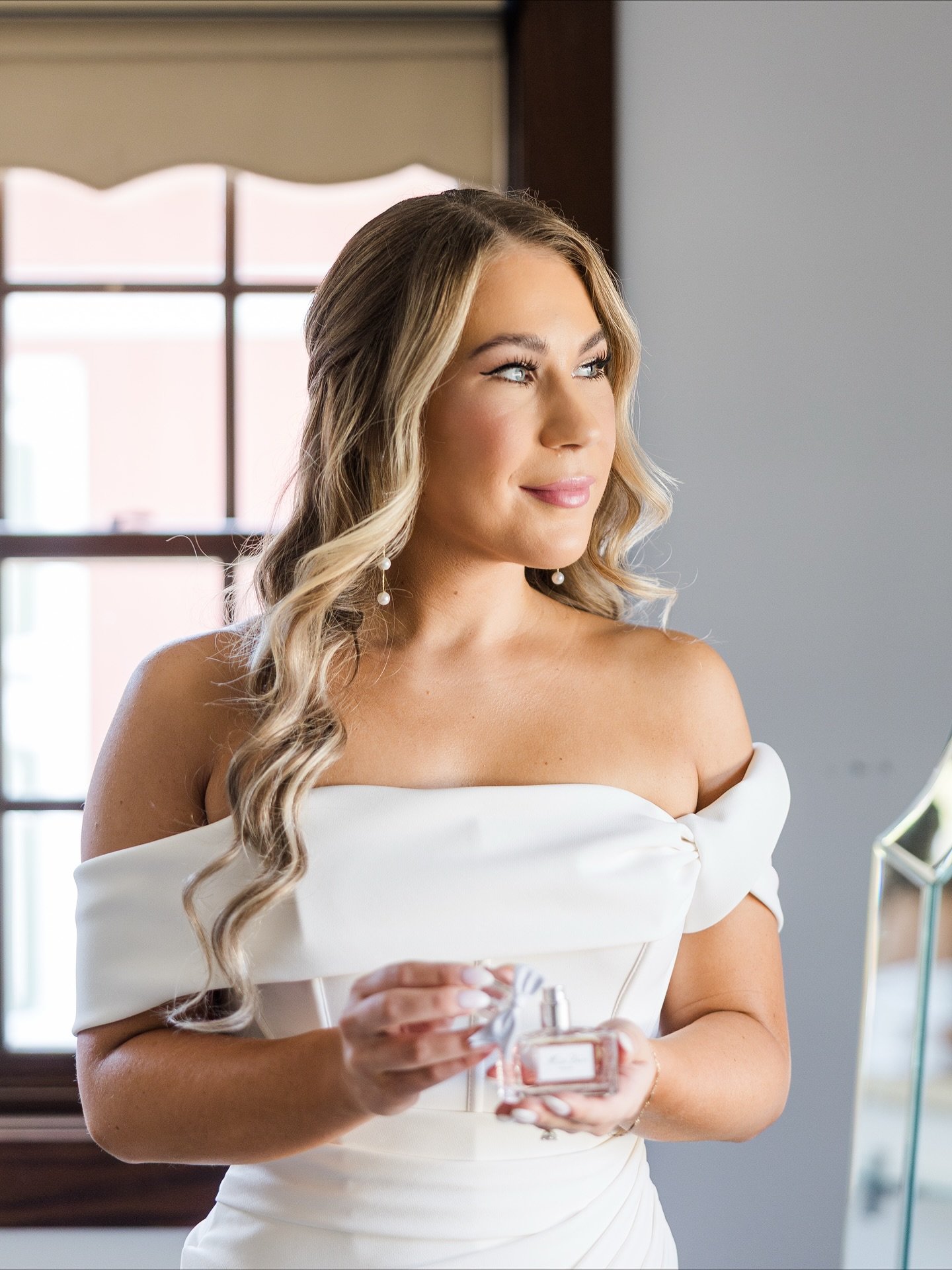 Let&rsquo;s have a moment for this look! Nikola is a vision of strength &amp; beauty ✨ 

Happy Monday brides &amp; besties!

👰🏼&zwj;♀️Nikola
💋Makeup by Adriana
🎀 Hair by Alexis
📸 @agatamartinikphotography 

#TamaraMakeupandHairArtistry 

#chicag
