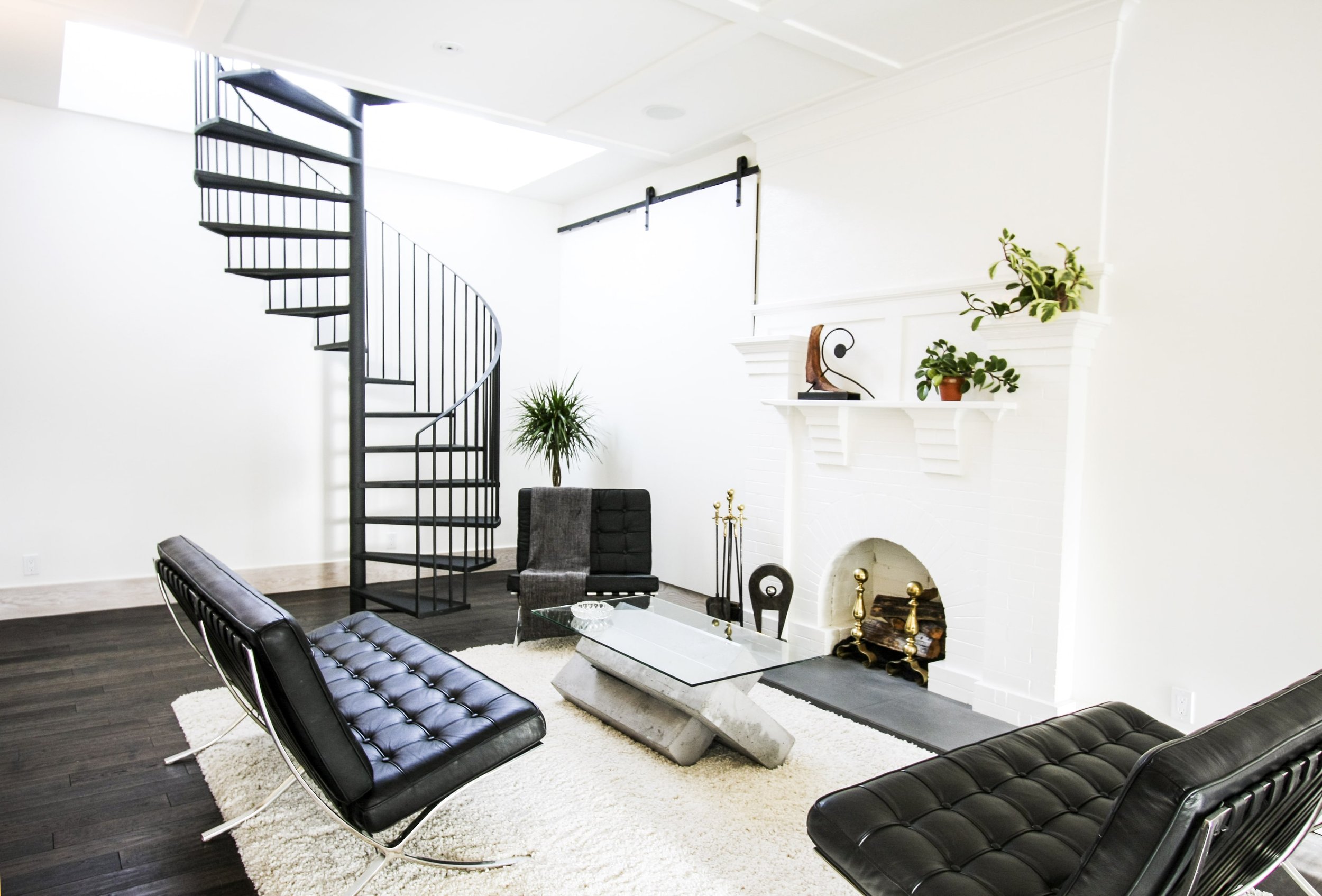 LIVING ROOM_NO_TV2-min.jpg