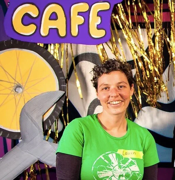 Meet Lauren, the force behind the repair revolution! 🛠️♻️ While living in the Netherlands, Lauren discovered the concept of repair cafes - local gatherings where makers come together to repair broken household items, promoting longevity and sustaina