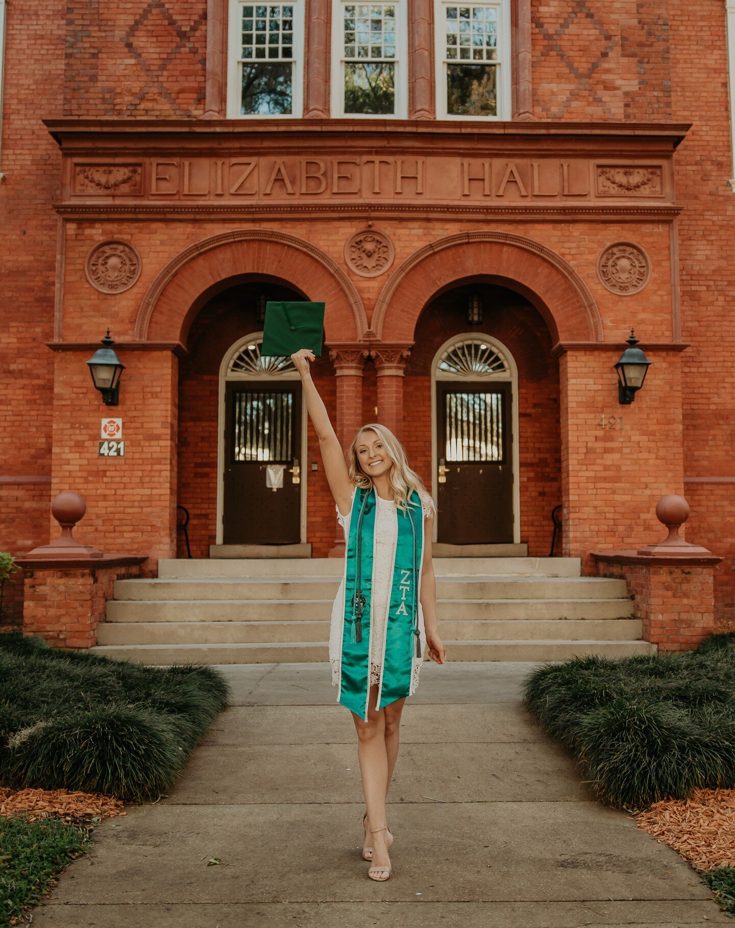 I absolutely love grad photos at Stetson! I especially love how these photos turned out with the beautiful @emma_graybeal