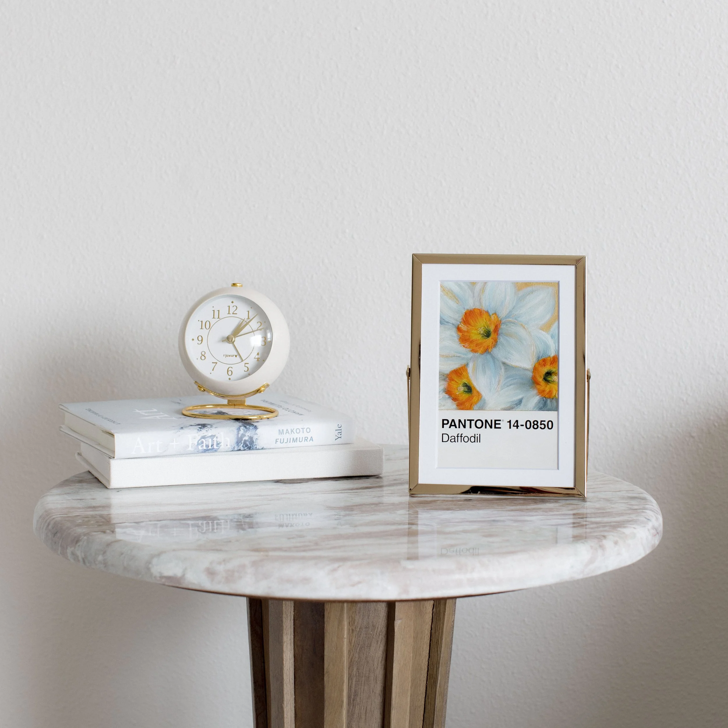 praiseful-messages-daffodils-oils-originals-love-x-cross-studio-gold-frame-lifestyle.jpg