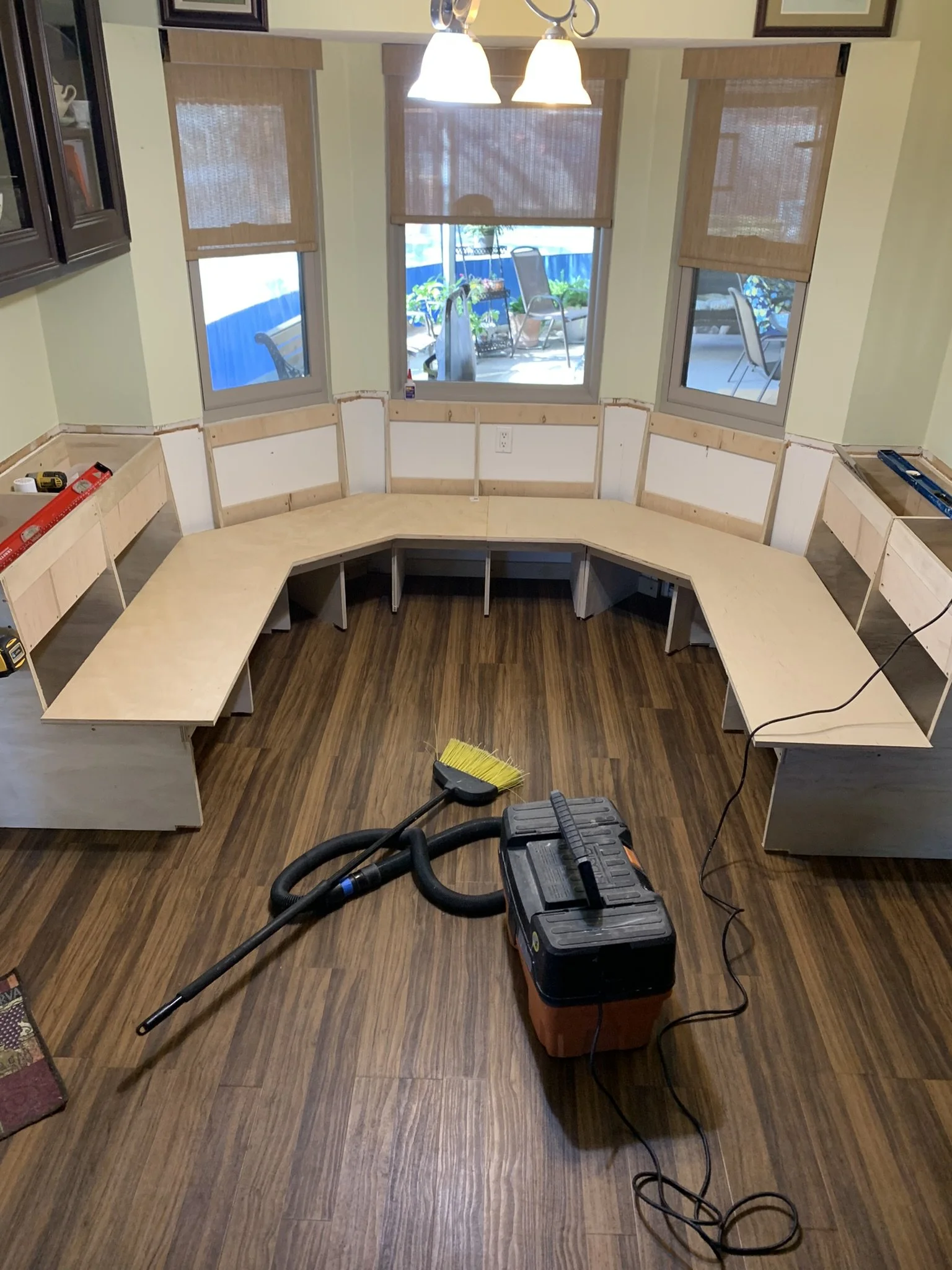 wrap around bench in breakfast nook
