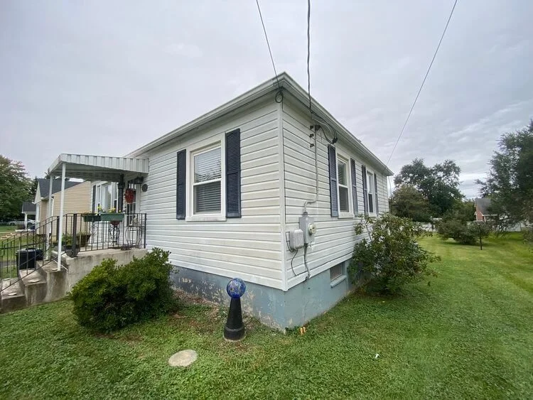 aluminum siding front before 2.jpg