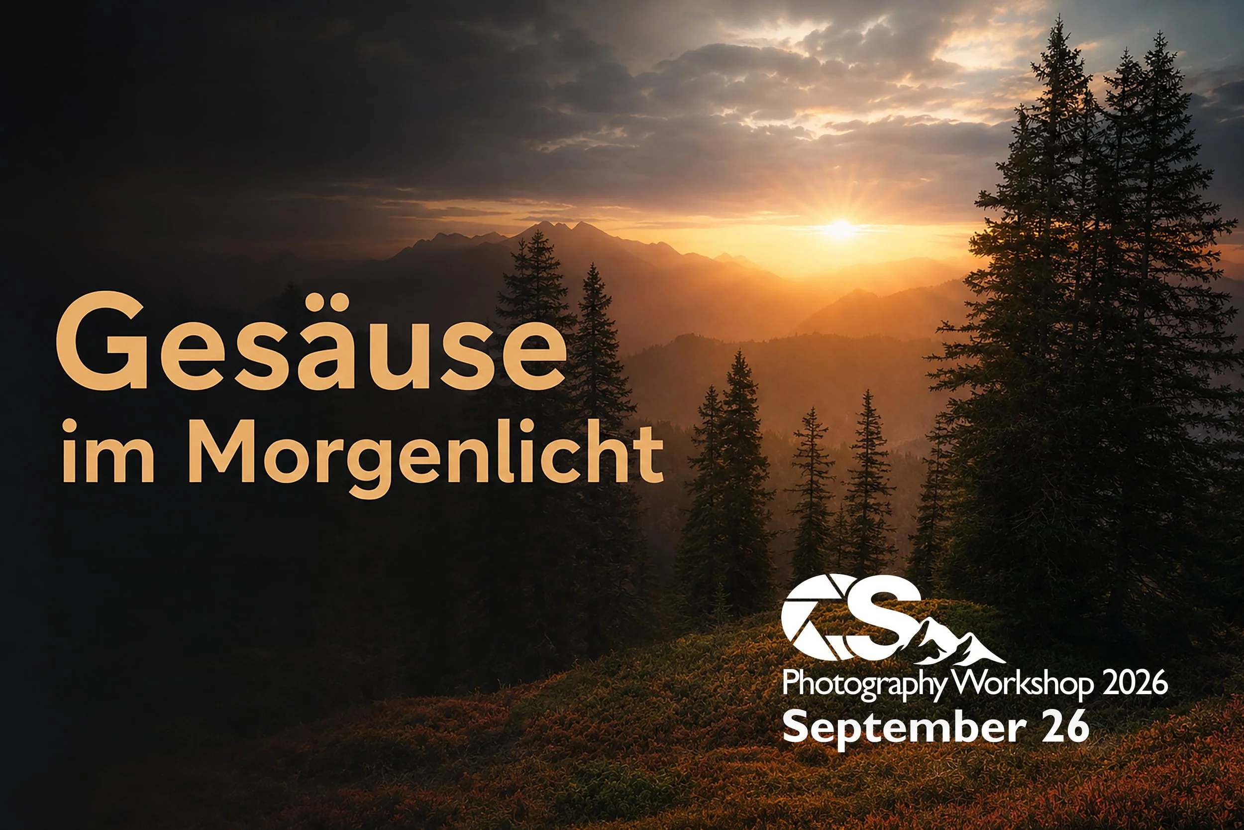 Ein Sonnenaufgang über Bergen und Wald mit bewölktem Himmel, in deutschen Schriftzug steht 'Gäsäuse im Morgenlicht, September 26,'.