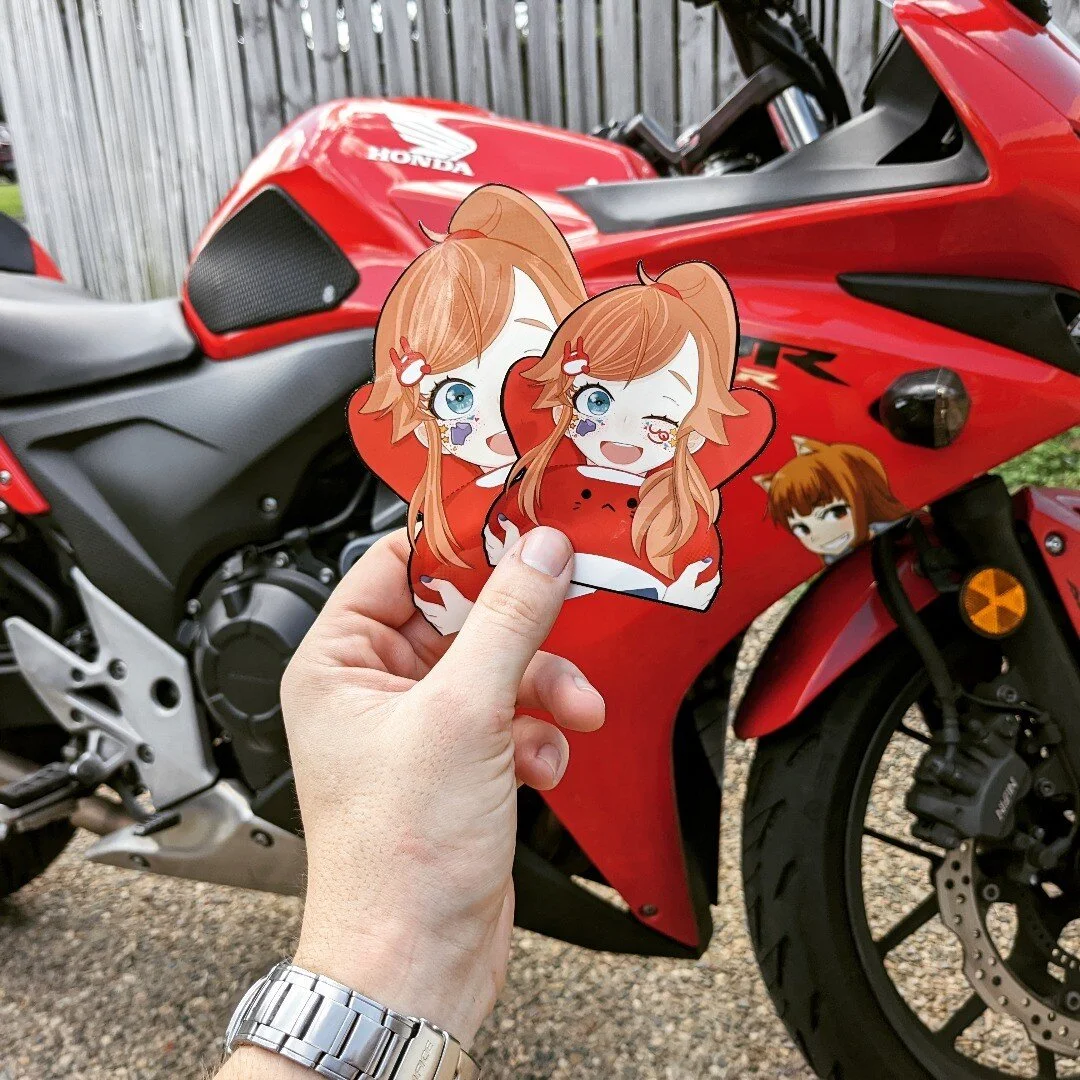Trying to decide which of these Sumakos (design by Ponycanyon) would work best on the bike! 
Both them and the Holo are available on Mimimarket.moe so head on over to check them out!