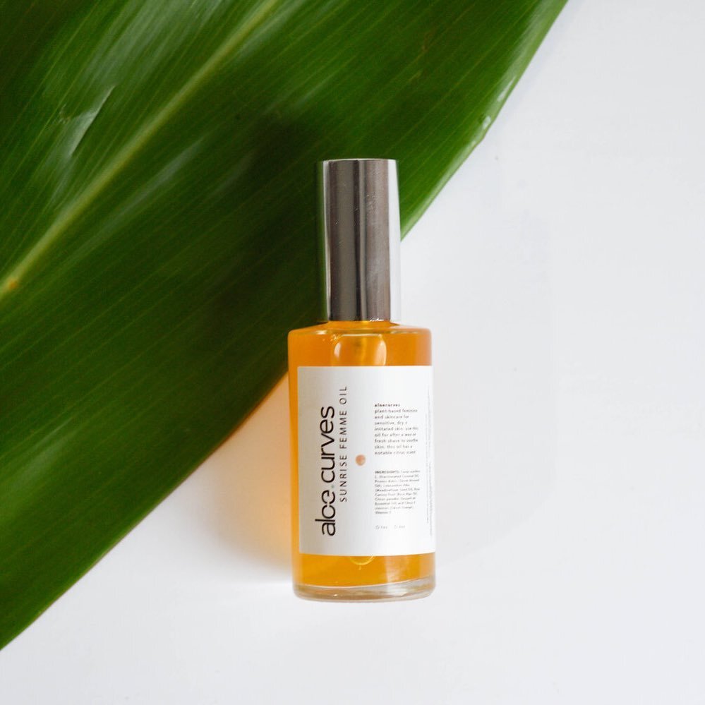 [Yoni Oil] Sunrise Feminine Oil is perfect for after a shave or wax, great for ph management and to lock in moisture!

Ignite your senses with the uplifting scent of Grapefruit + Sweet Orange. This unisex oil blend has properties that are active agai