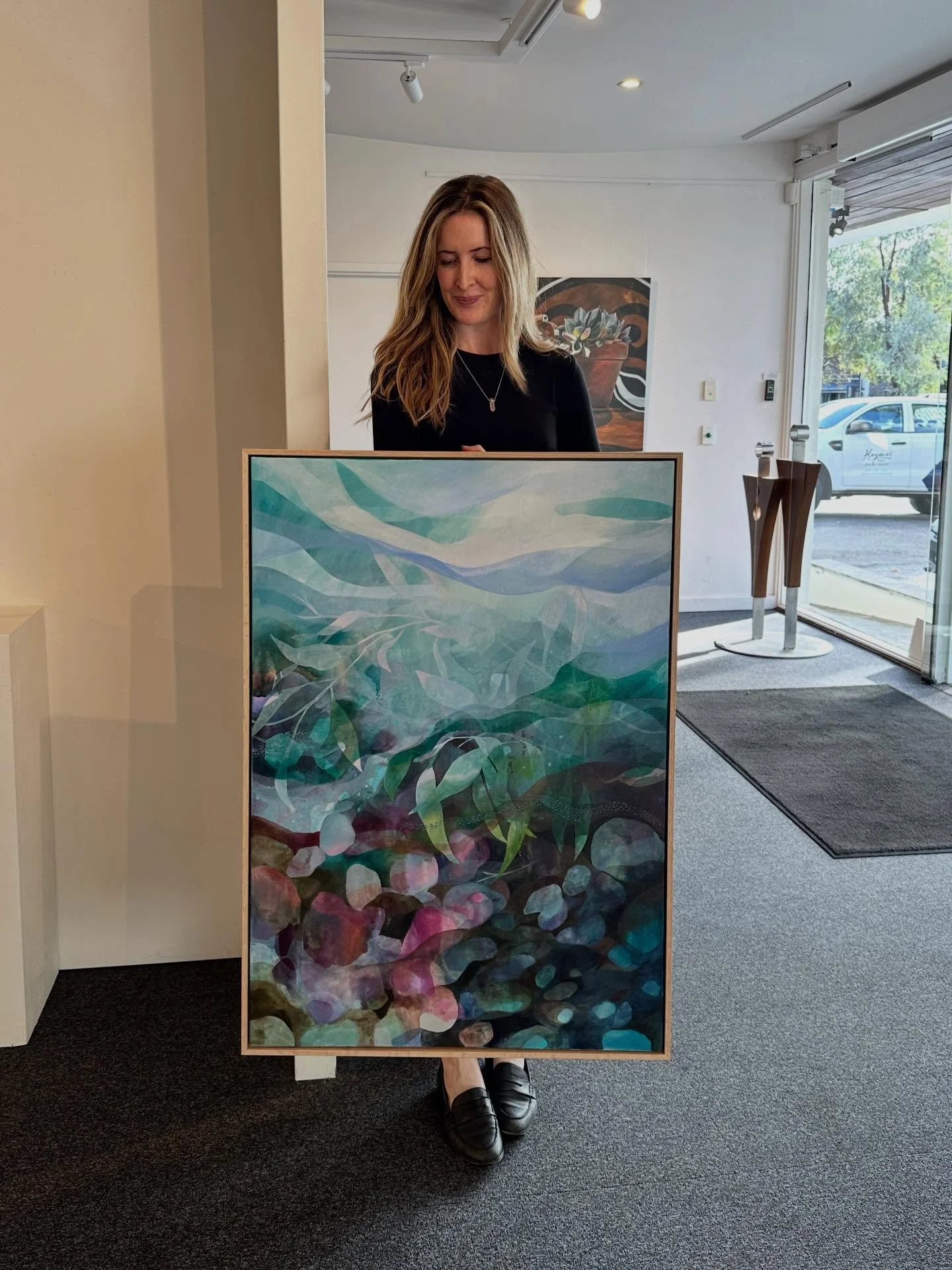 This new piece was delivered to @art_images_gallery yesterday 🍃🌊

Featuring layered botanical elements and fragmented landscape details, this artwork was built up through many layers of acrylic and oil paint. The leaf silhouettes were painted from 