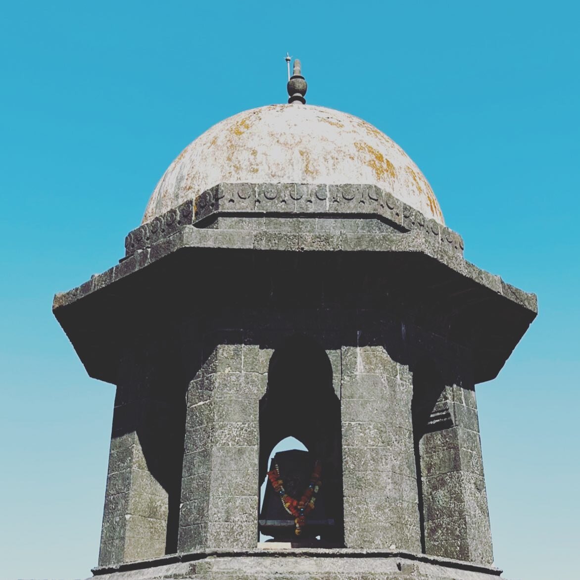 ...::ROYAL::..
.
.
#shivajimaharaj #tomb #stone #raigad #fort #travel #sky #blue #india #2023 #pictureoftheday #likeforlikes #nature #travelphotography #happy #green #mountains #solo_travel_er #shotoniphone