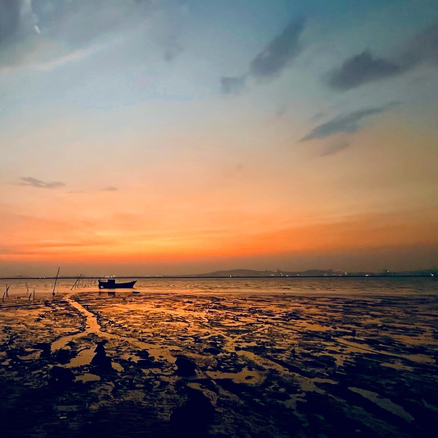 ...::BOAT::..
.
.
#beach #boat #sunset #orangesky #orange #mountains #pen #hometown #travel #sky #india #2023 #pictureoftheday #likeforlikes #nature #travelphotography #happy #green #mountains #solo_travel_er #shotoniphone #instagram #instalike