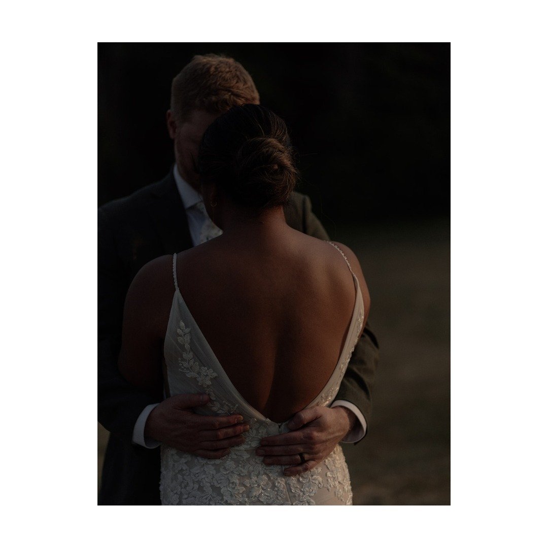 The light and energy on J&amp;E's wedding day simply couldn't get any better! 🤌🏼✨😍 A golden hour to remember, infectious smiles and dreamy light pockets sprinkled throughout the reception hall. 
I was in my happy place!

@spaceoverthesea
@jonalync