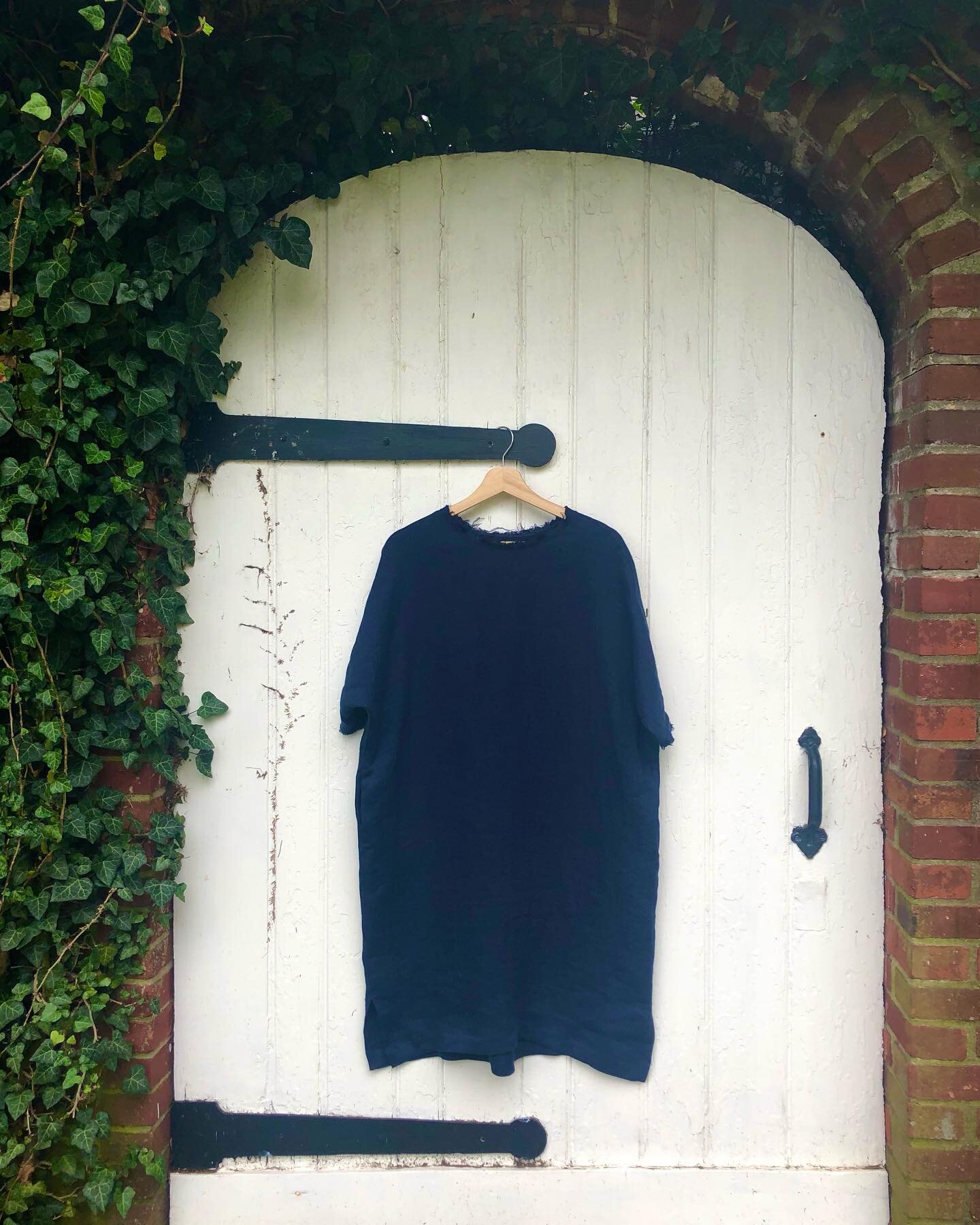 New arrivals blowing in💨 First up is this navy sorrento linen stunner. With raw edge detail, side slits and pockets. A perfect one and done for spring, summer and early fall. 
.
.
.

#ethicalfashion #slowfashion #slowliving #sustainableliving #smart