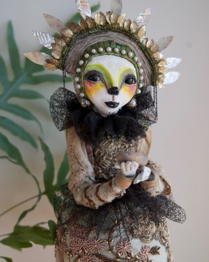 She holds a stone that holds a memory. 
Created in my studio and sharing space in my home.

#australiansculptors #regionalartists
#lapilli #lapilliart #handmademovement #finesculpture #mixedmediasculpture #womeninart #storytellinginart #mixedmediaart