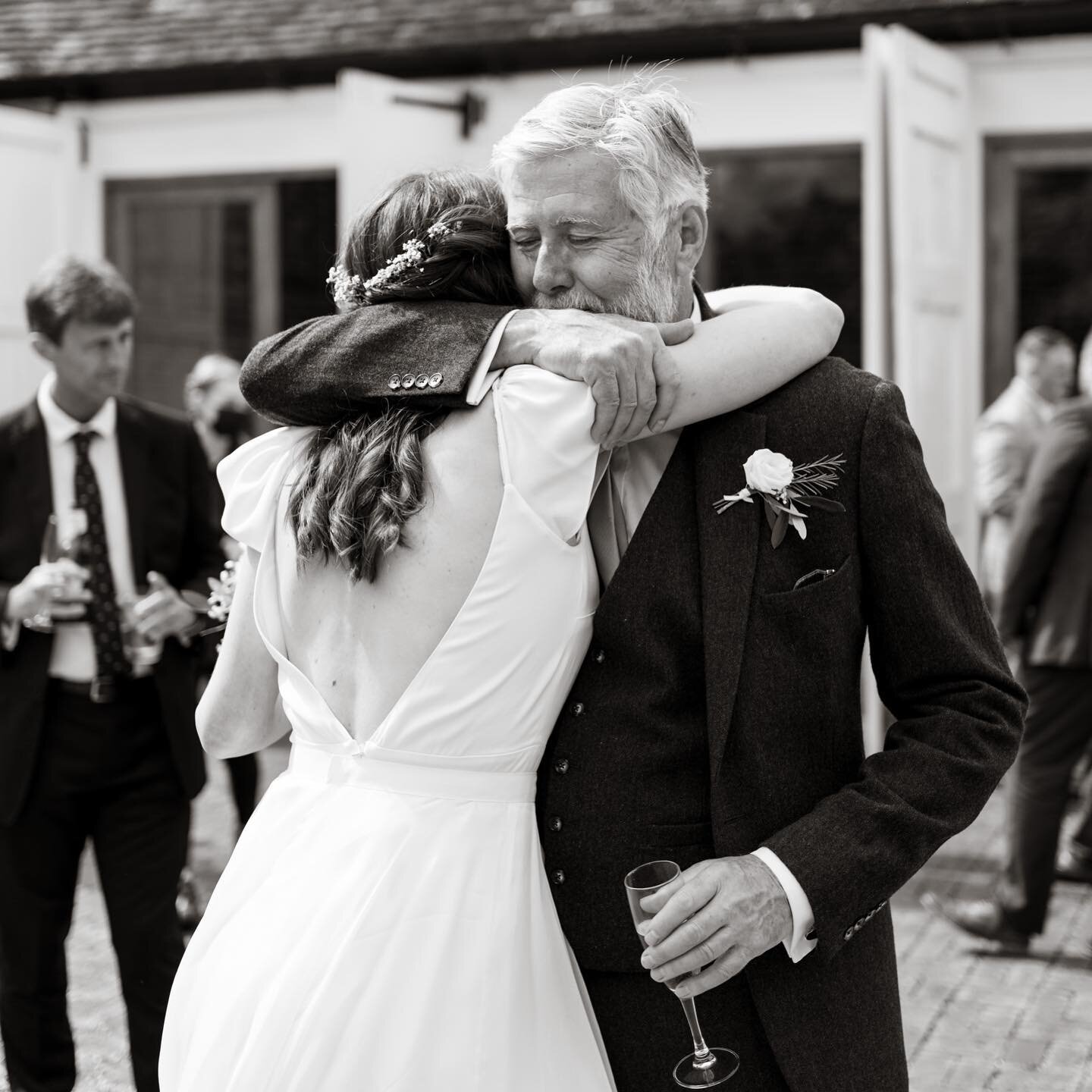 A couple of frames of Alayna and her father that warmed my heart @stanlakeparkweddings

#shesaidyes #realwedding #reportagephotography #realmoments #storytelling #naturalwedding #ohwowyes #berkshireweddingphotographer