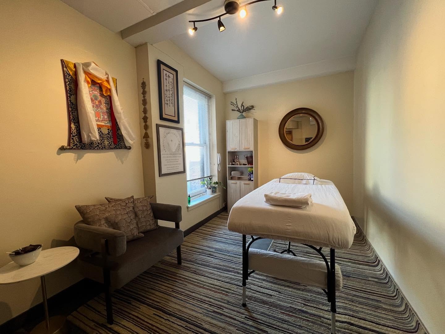 ✨NEW OFFICE!!! ✨

Though the days are getting shorter here in NYC, there&rsquo;s always opportunity to grow and seek light. I&rsquo;m grateful for this first day of sharing Reiki in a bigger, brighter space! 

#Reiki #ReikiMaster #UsuiShikiRyoho #New