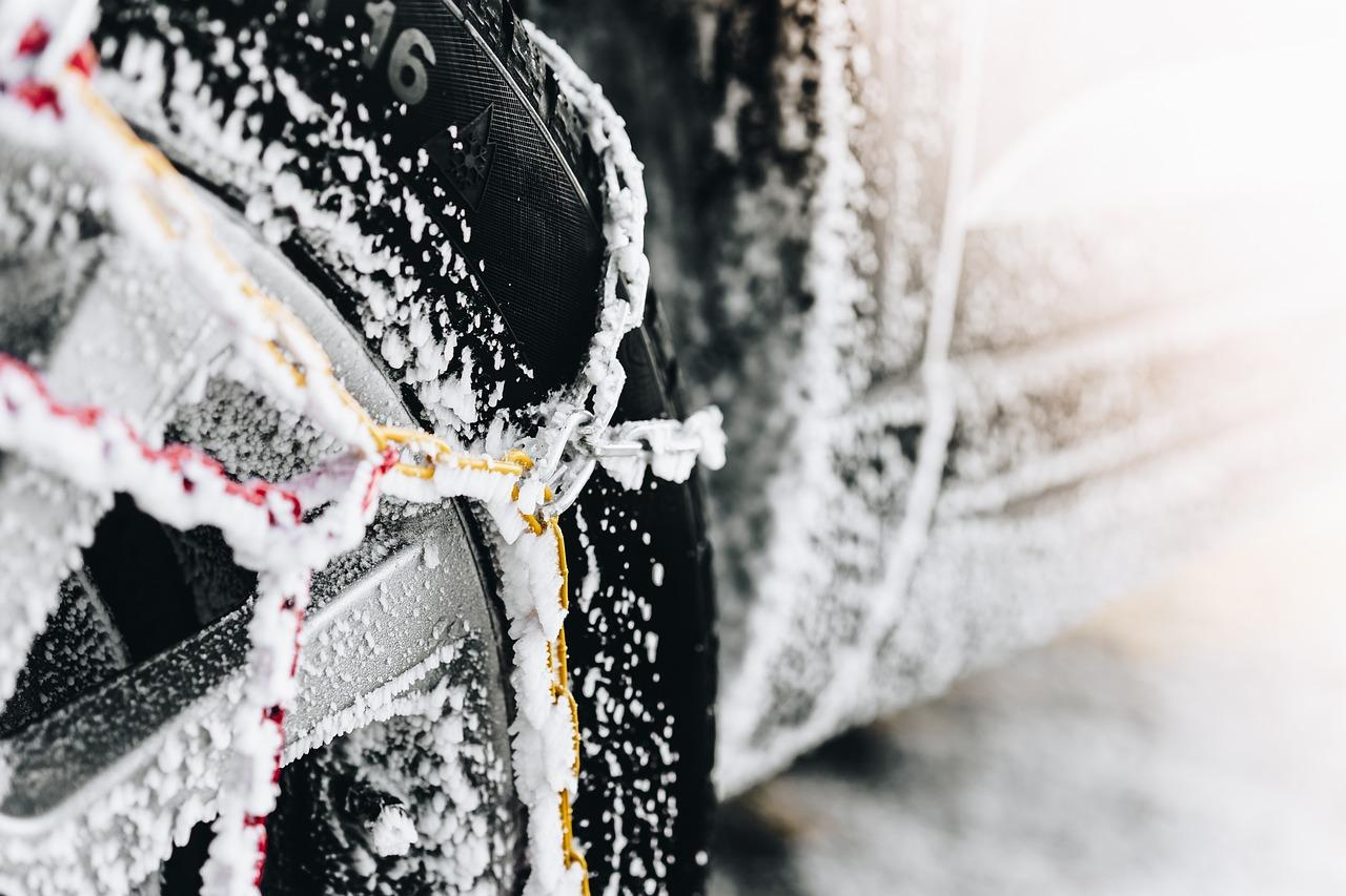 Pneus hiver, chaînes, chaussettes à neige… Combien coûtent ces équipements  ? On vous répond