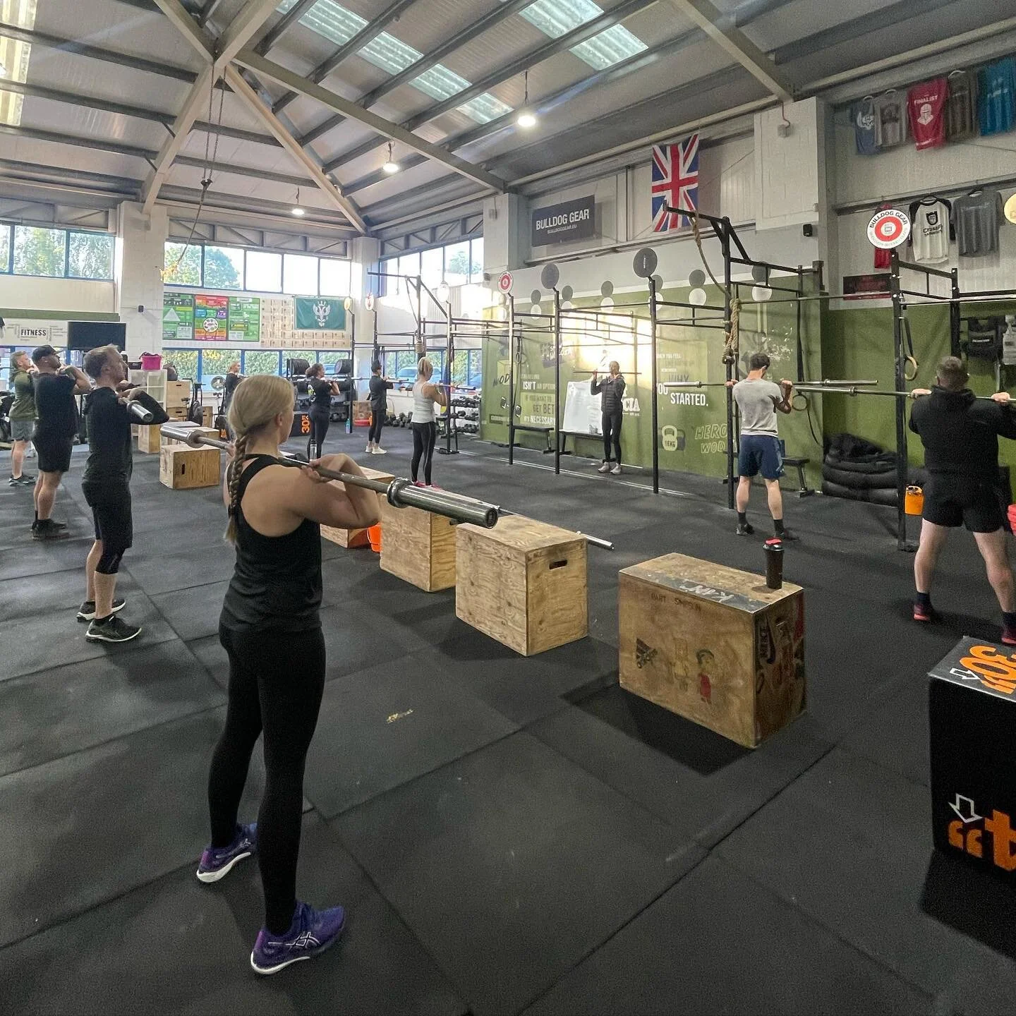 A CrossFit coach can change your life 👌
@annalouisecoaching here taking 6am through Push Jerks with a Barbell: Technique before Load 💪
This is a CrossFit Class, this is CrossFit, coaching the basics and then add intensity 😎
#crossfit #coaching #we