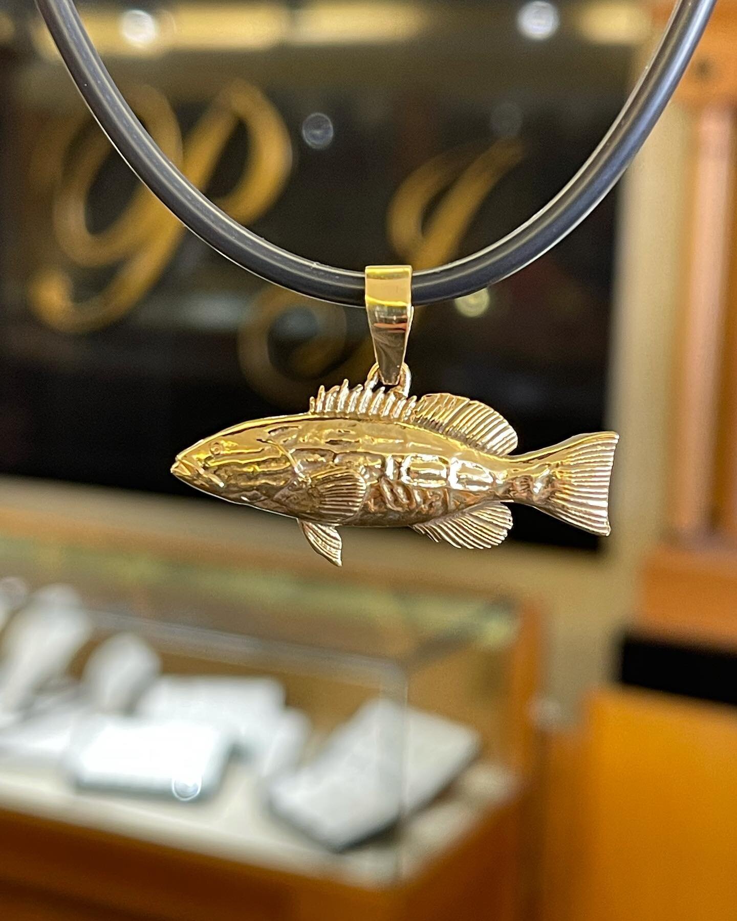 Check out the detail in this Grouper pendant that we made in 22kt yellow gold 🎣😯👌🏼
.
.
.
#PhilipsonsJewelry #custompendant #grouper #fishpendant #fishjewelry #customjewelry #customjeweler #yellowgold #customdesign #rolex #mensjewelry #grouperpend