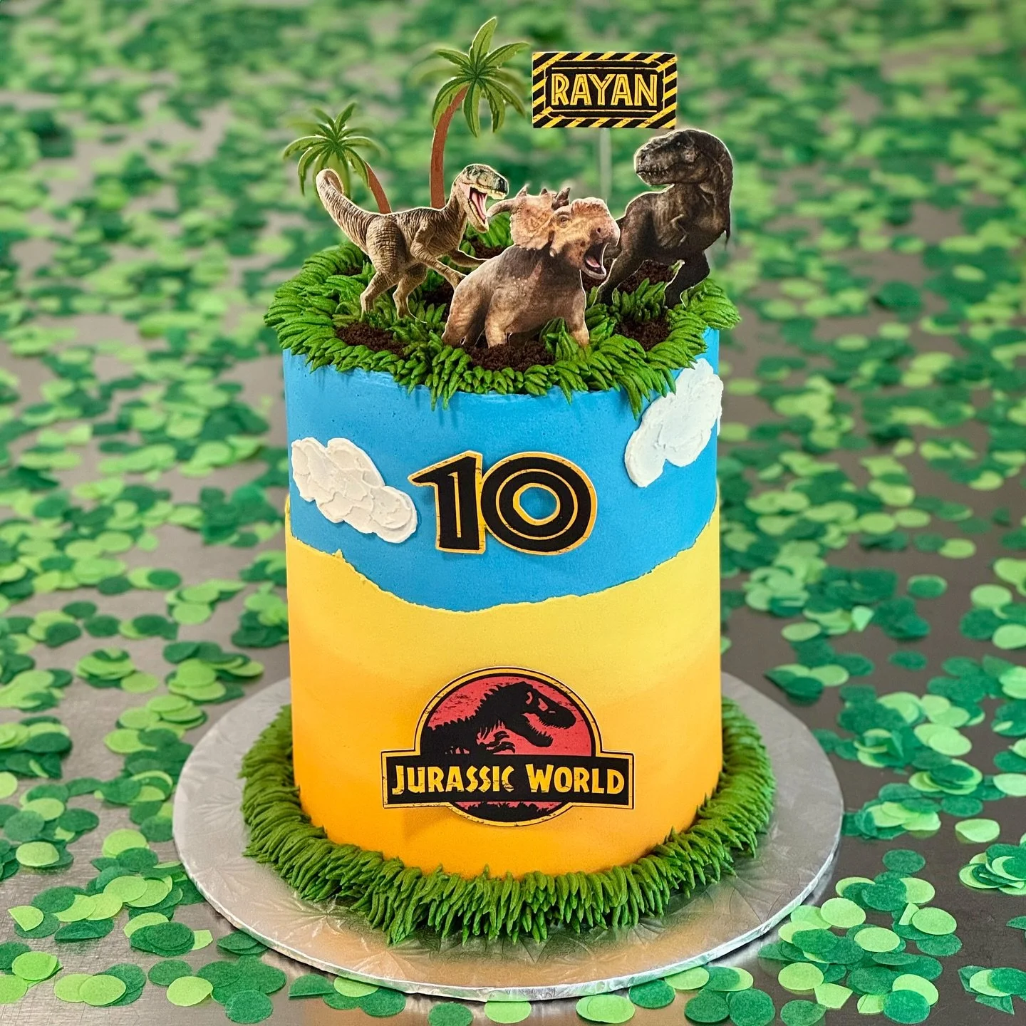 🦖 Welcome to Jurassic World! 🌴 A dino adventure for Rayan’s 10th birthday 🎉🦕 Perfect for all little explorers who love dinosaurs! 💚 #birthdaycake #jurassicworld #dinocake #kidsbirthday #cakesofinstagram
•
🦖 Bienvenue à Jurassi