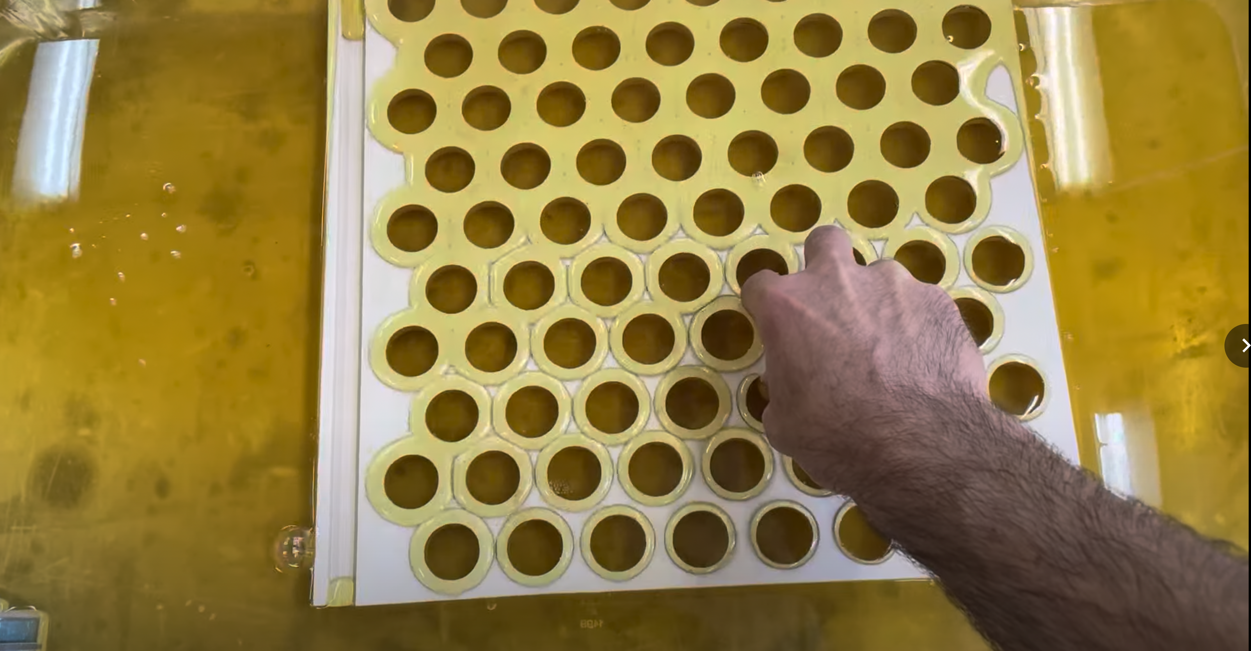 Plunging a Perfora crate side into linseed oil