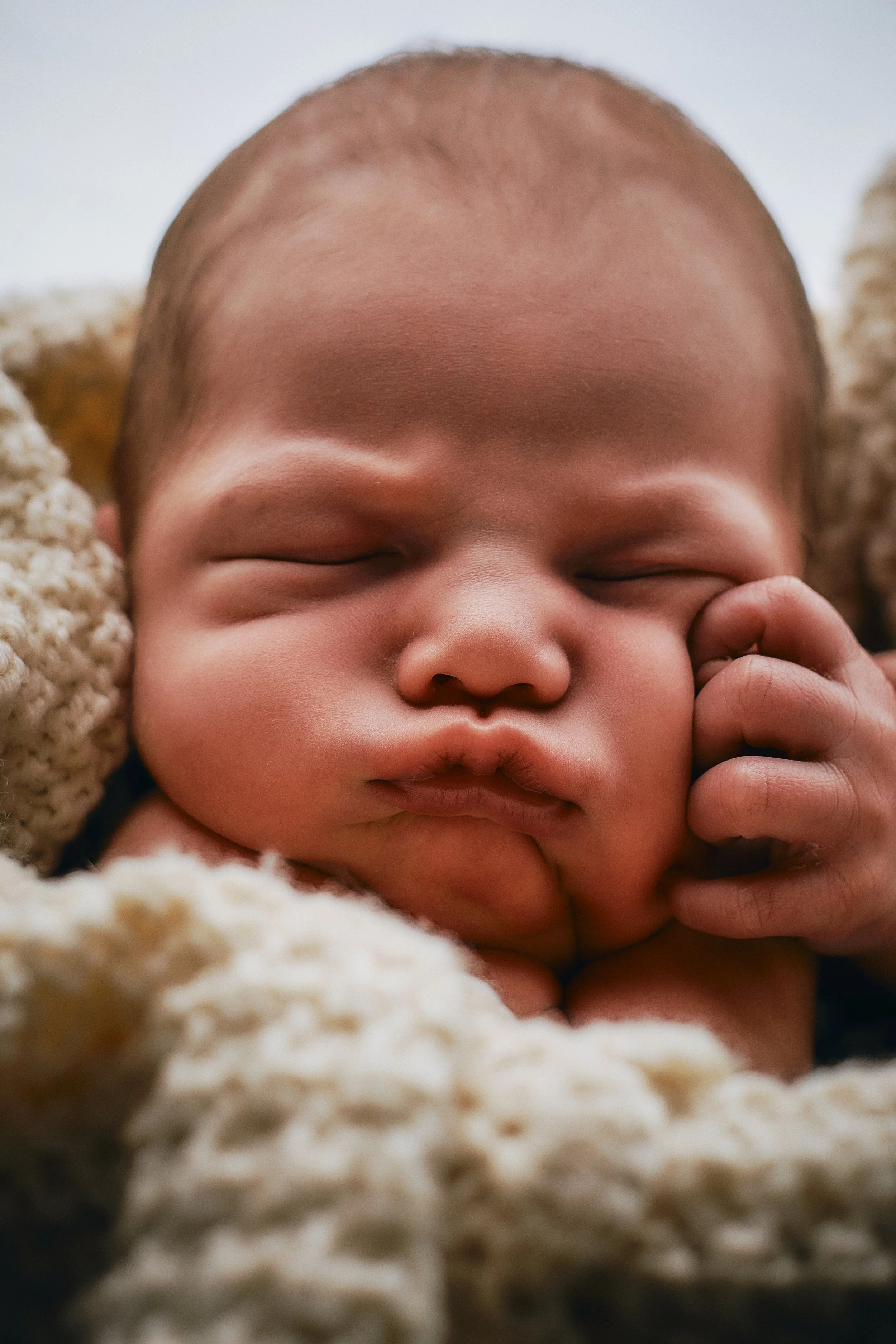 Baby 0 måneder liggende og smilende i hjemmet.