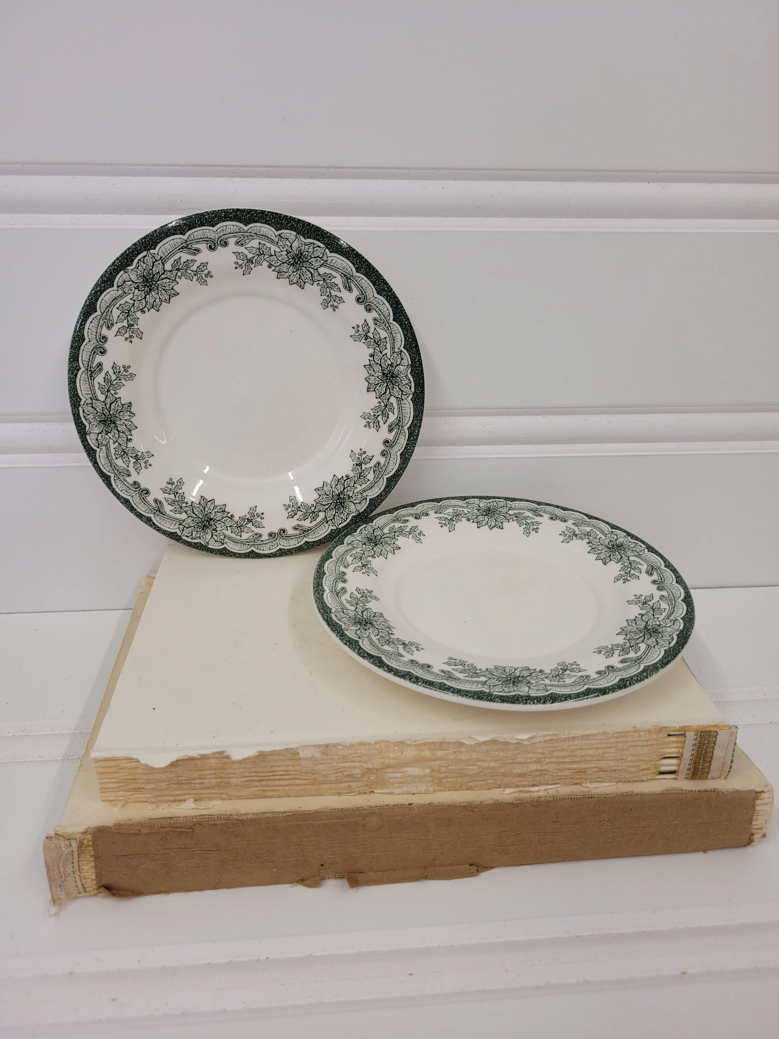 straffordshire Yuletide green and white plates set of 2