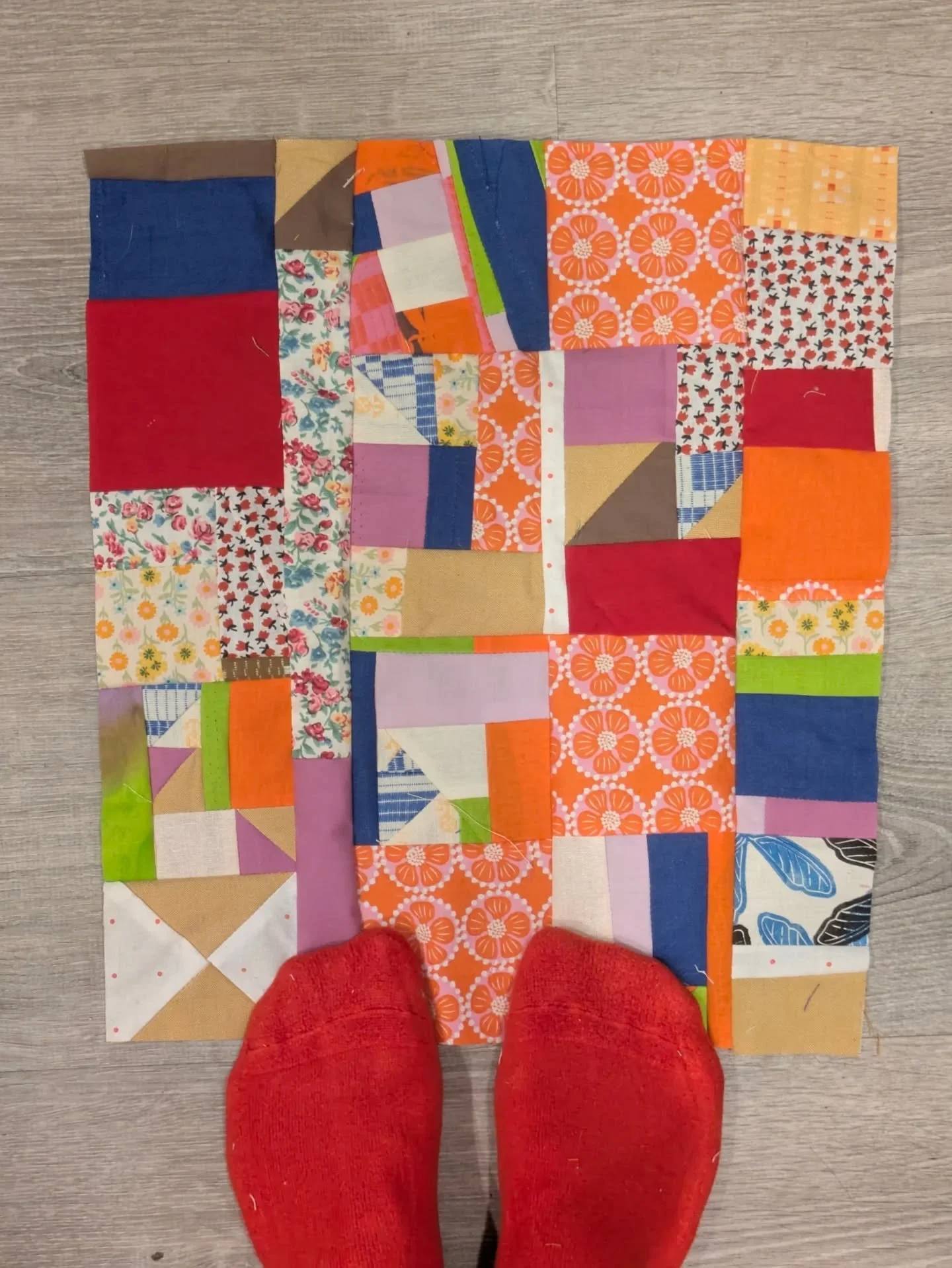 I have a little tissue box full of scraps I've convinced myself can be used for something, so this is the start of that 🥸 It felt good to not really give a hoot about anything!!