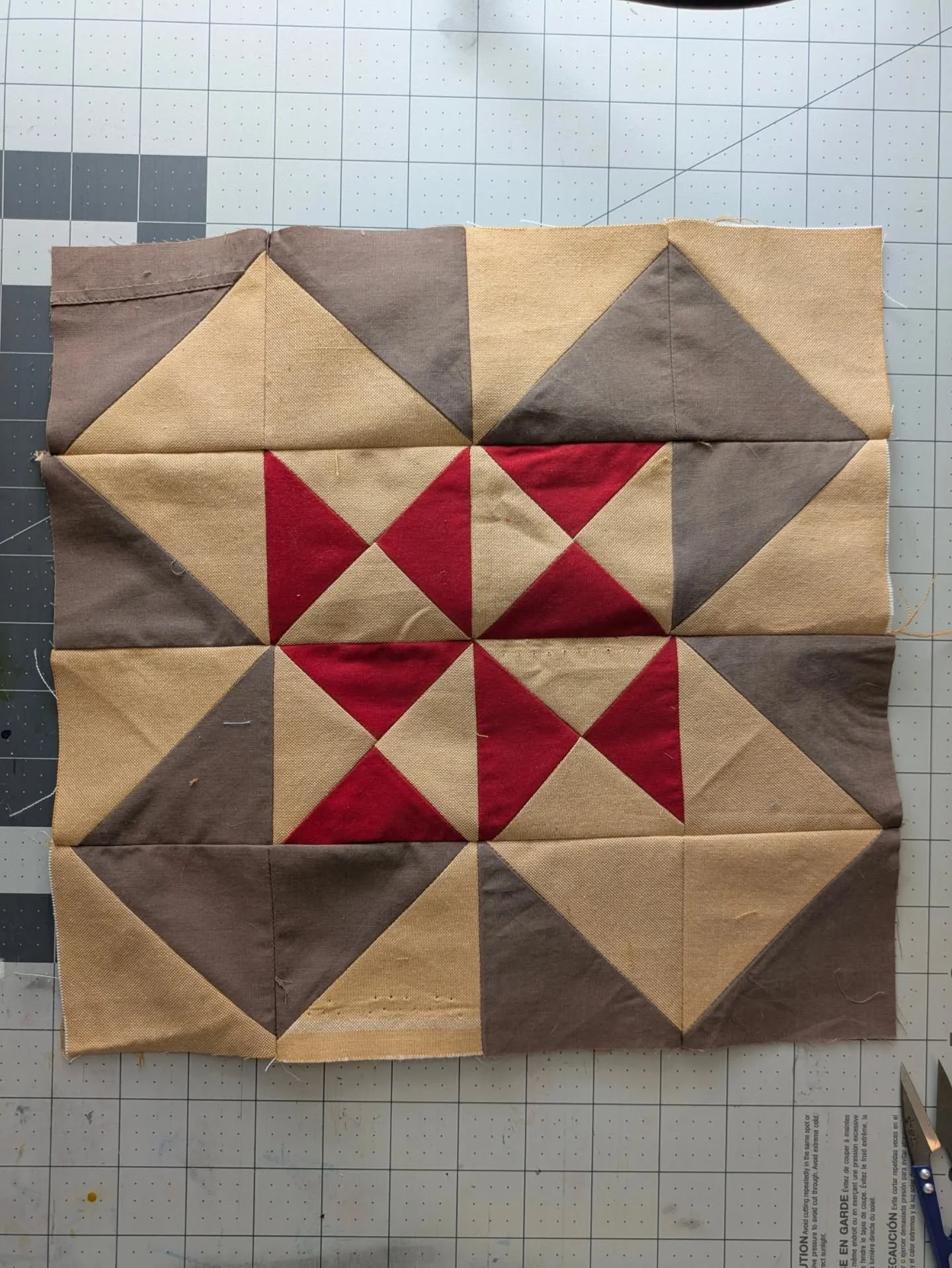 Woops this doesn't match the pattern! I even double-triple-checked against the tutorial. But I like how it turned out anyway 😂 It went quickly enough that I could make another one if I get bored this weekend. I also love this color combo so much I w