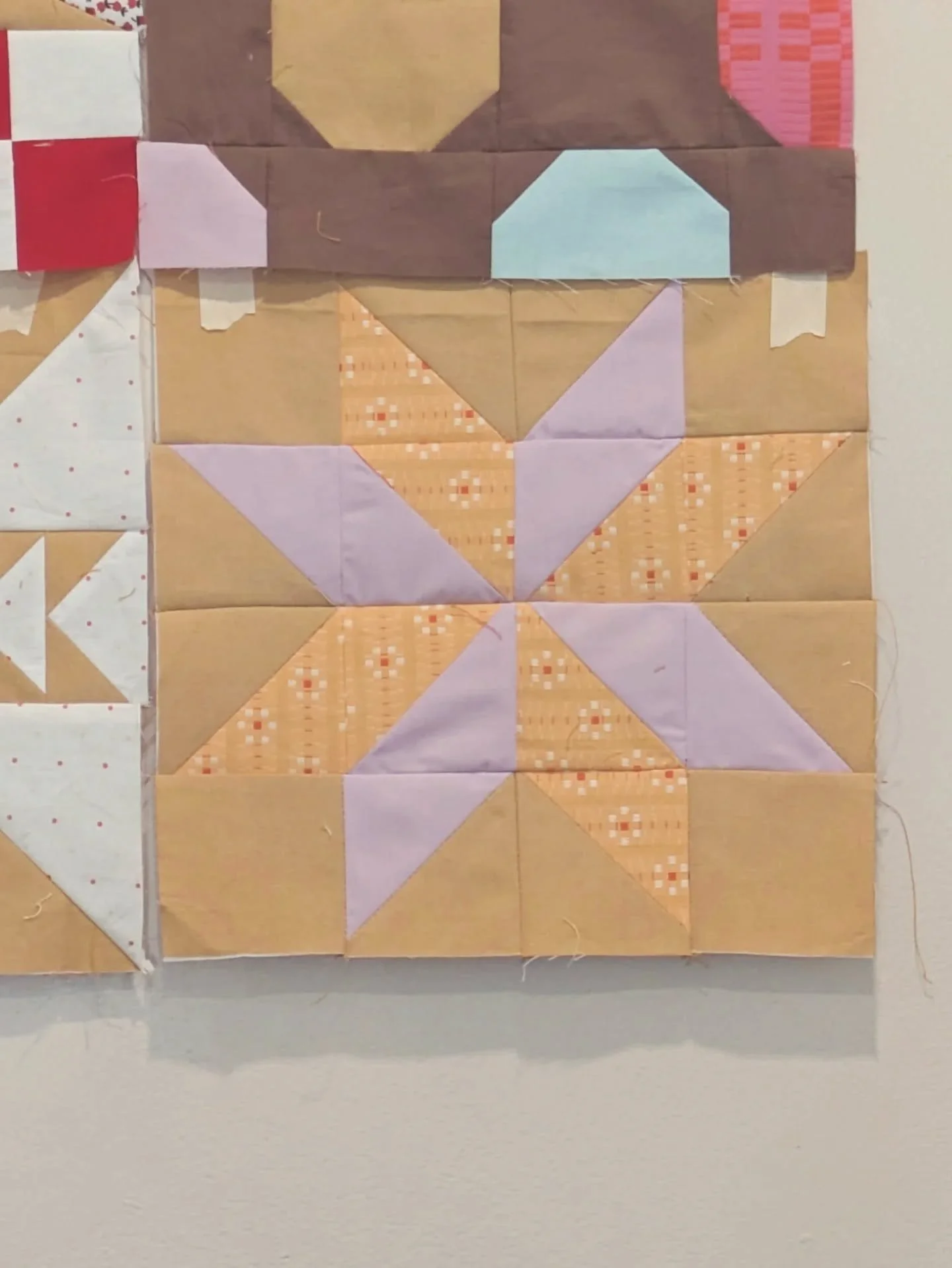 Yahoooo, all caught up! I'm so not used to being on time with this sew along! Right after I finished this block I went into the blog to find the next one, and was worried when I didn't see it! And then I realized, oh... It's only Tuesday! 🥸

This bl