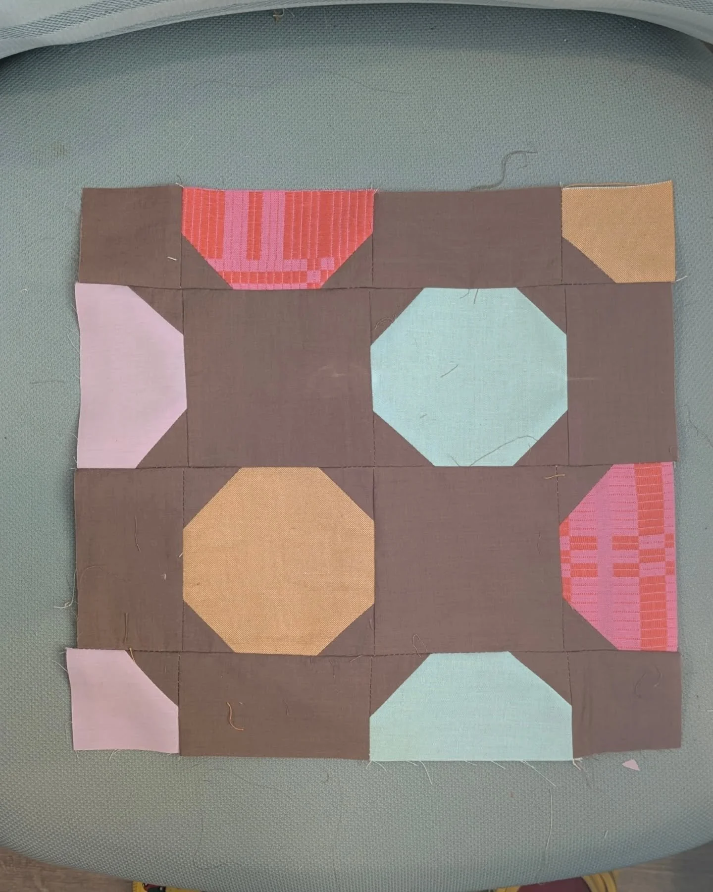 I can't just keep calling every new block my favorite, can I??? This was such a pleasure to work on and so fun to see up on the wall with everybody else! I'm currently longing for a large, open wall to put everything on 😆

#folksamplersewalong