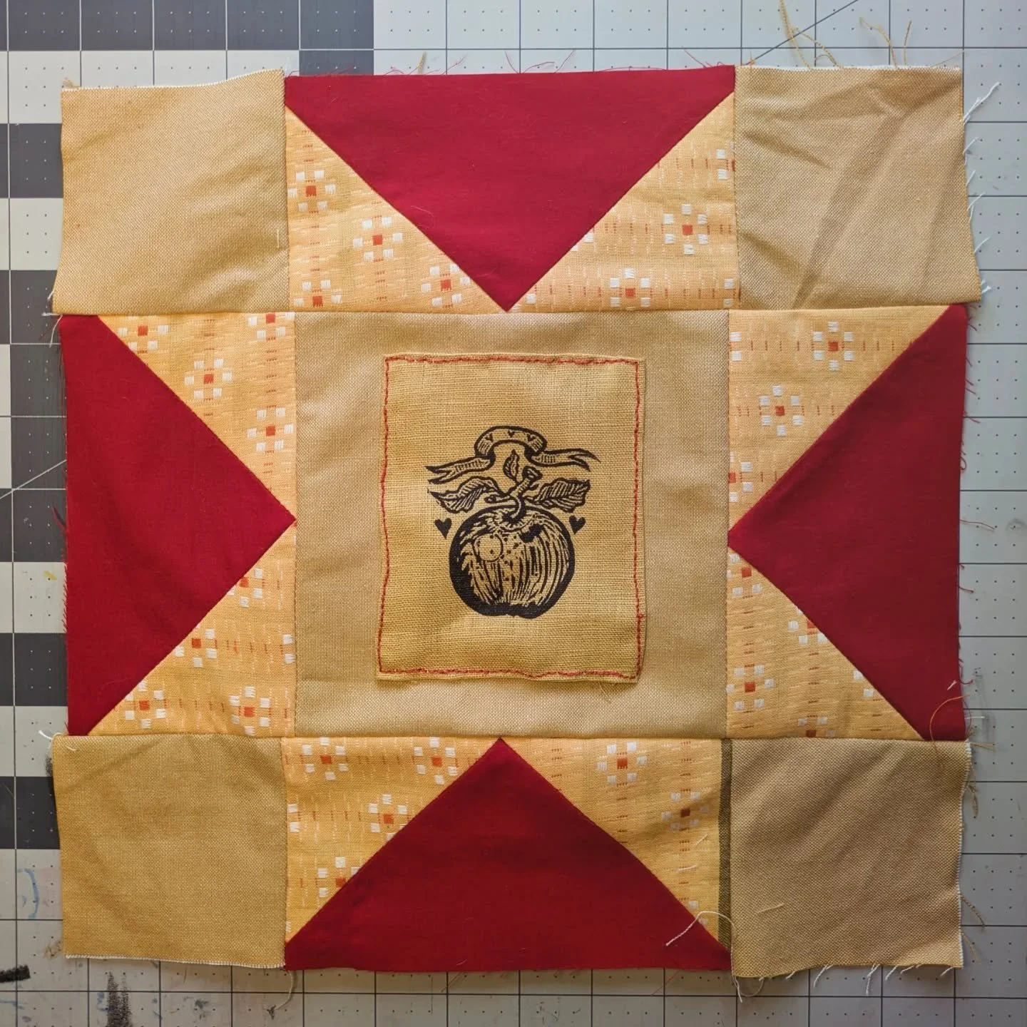 Week two of the #folksamplersewalong 🌞 I'm really appreciating all the detailed instructions and working with larger pieces after all my previous scrappy little quilts. The apple patch is by @addiebeststudio :) I have a lot that I think will wander 