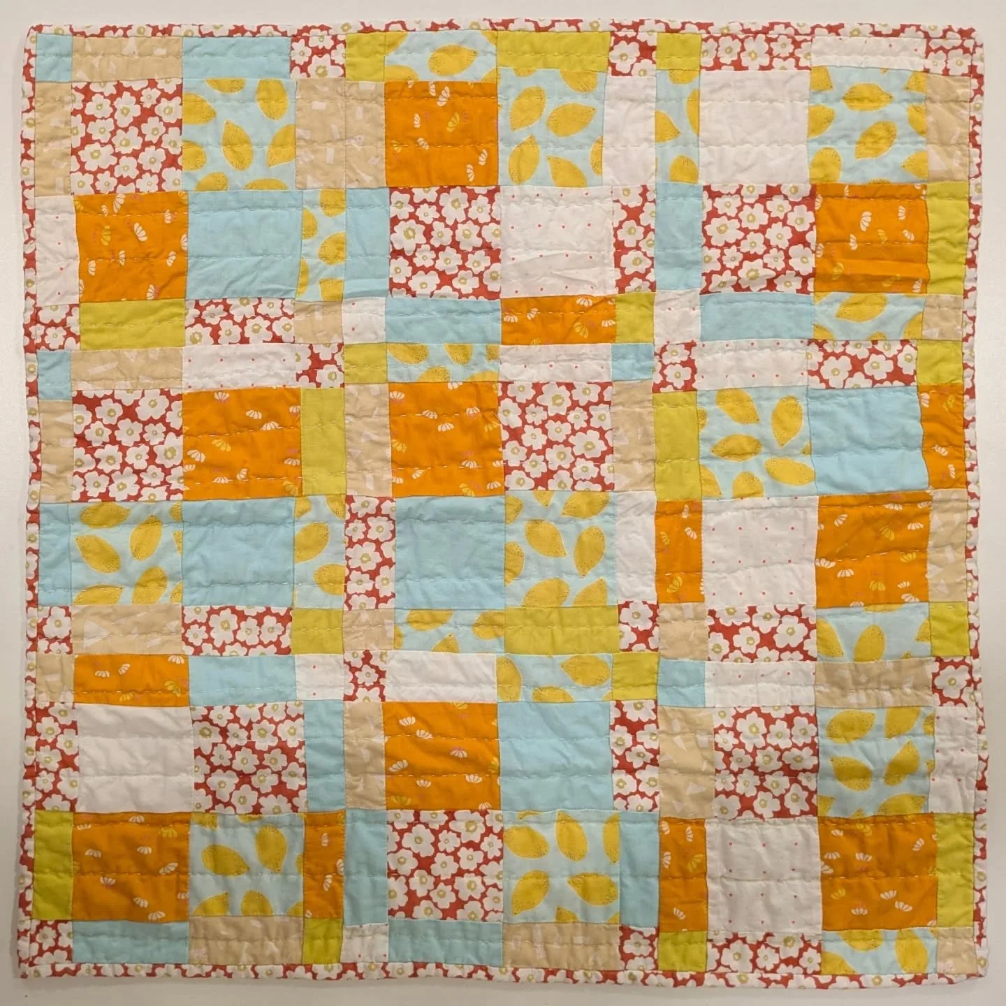 Now that it's gifted, I can share my first human-sized quilt! This was a baby quilt for a little girl due at the end of August, so I wanted the colors to feel summery and autumnal 🌞 I used a disappearing 9 patch as the base but had no strict pattern