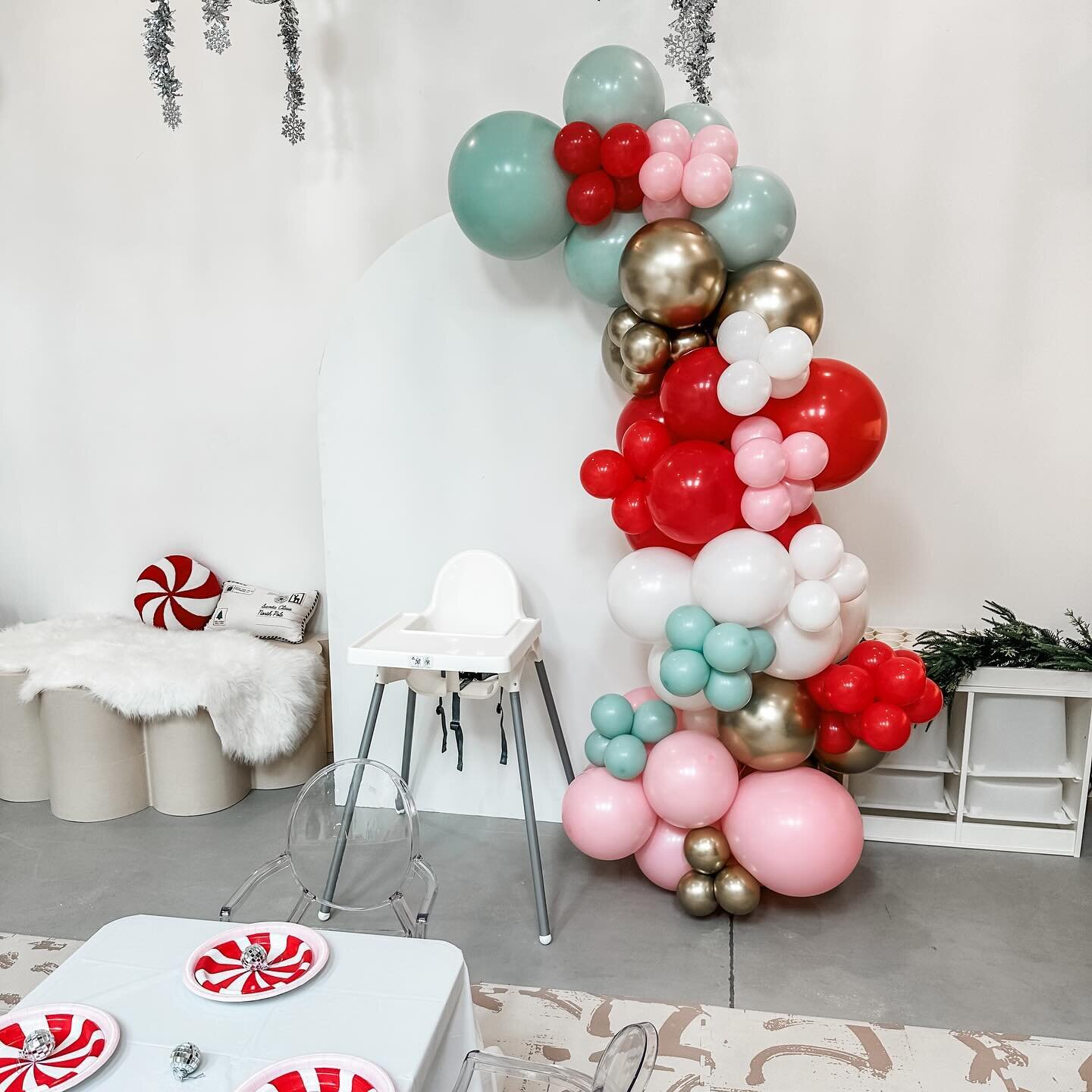 One of our Grab and Go Garlands looking really cute at @mini_milestonesaz! If you haven&rsquo;t been to this place make sure to pop in! Such an adorable place and they have an event room &hearts;️